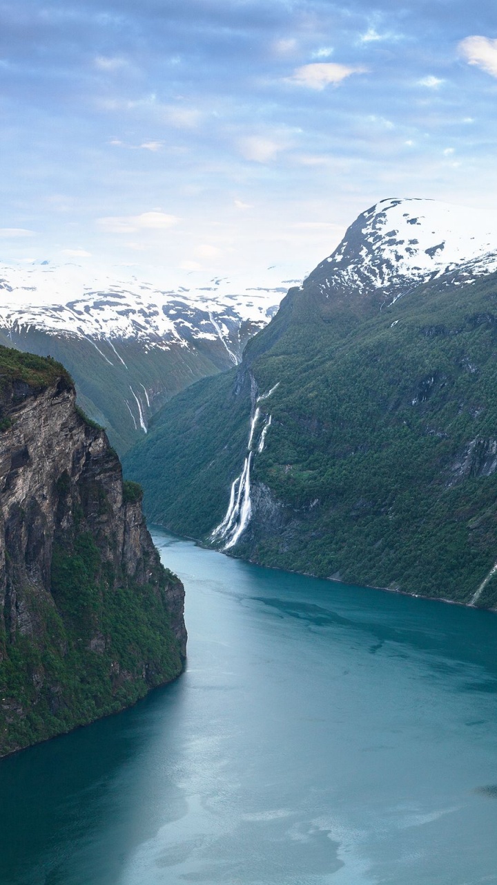 Lake in The Middle of Mountains. Wallpaper in 720x1280 Resolution