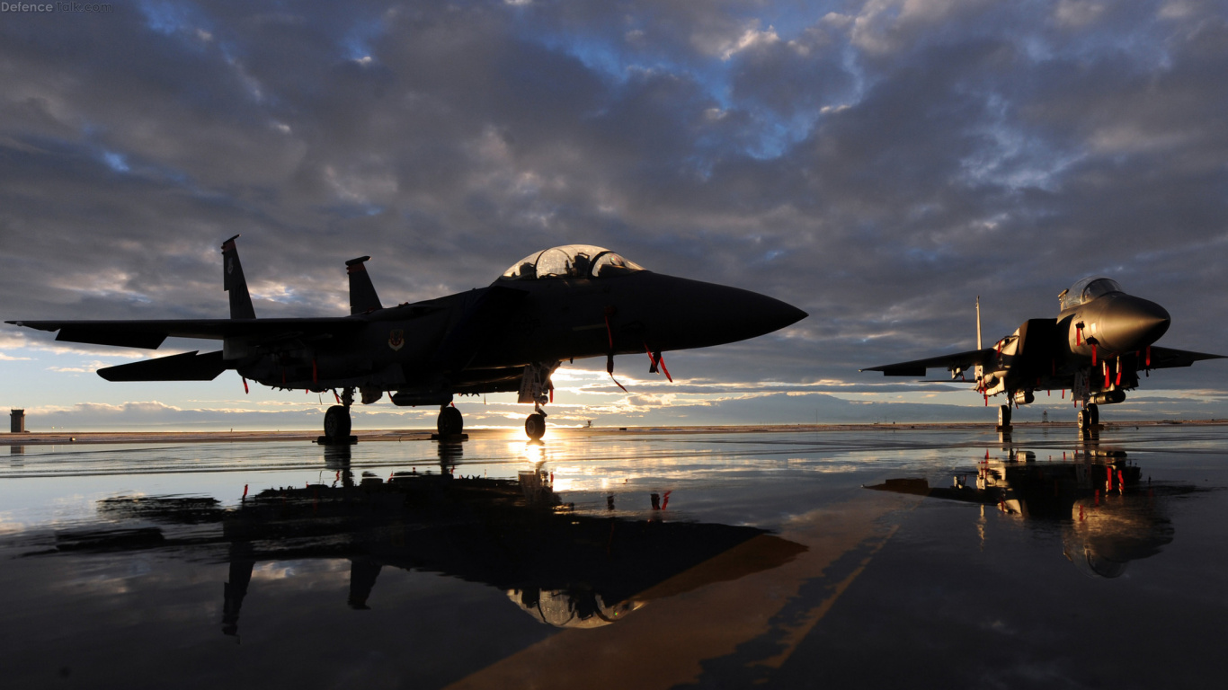 Avión de Combate Negro en el Aeropuerto Durante el Día. Wallpaper in 1366x768 Resolution