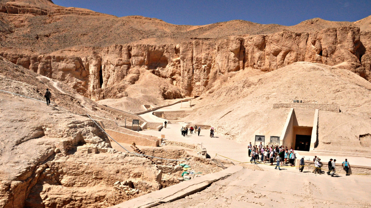 Gente Caminando Sobre Arena Marrón Durante el Día. Wallpaper in 1280x720 Resolution
