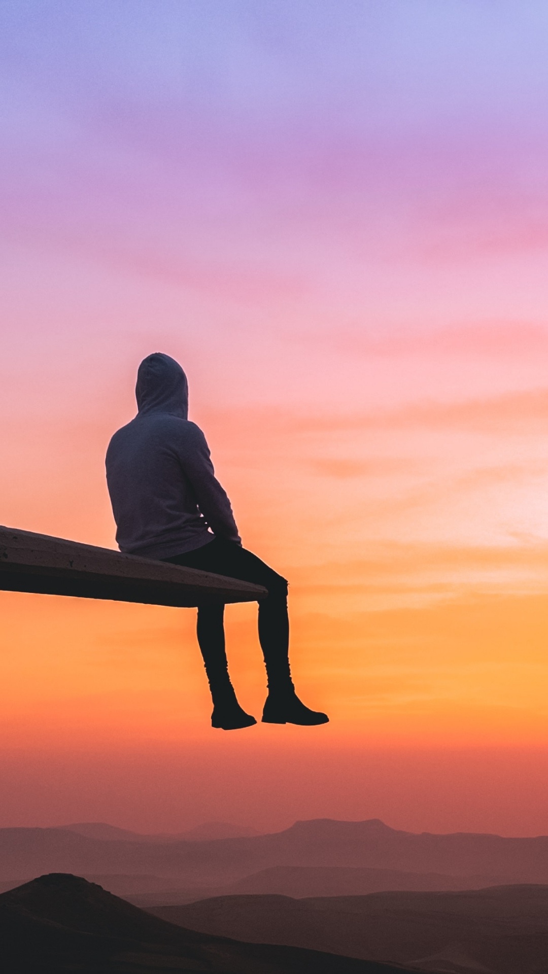 Silhouette D'homme Assis Sur un Rocher Pendant le Coucher du Soleil. Wallpaper in 1080x1920 Resolution