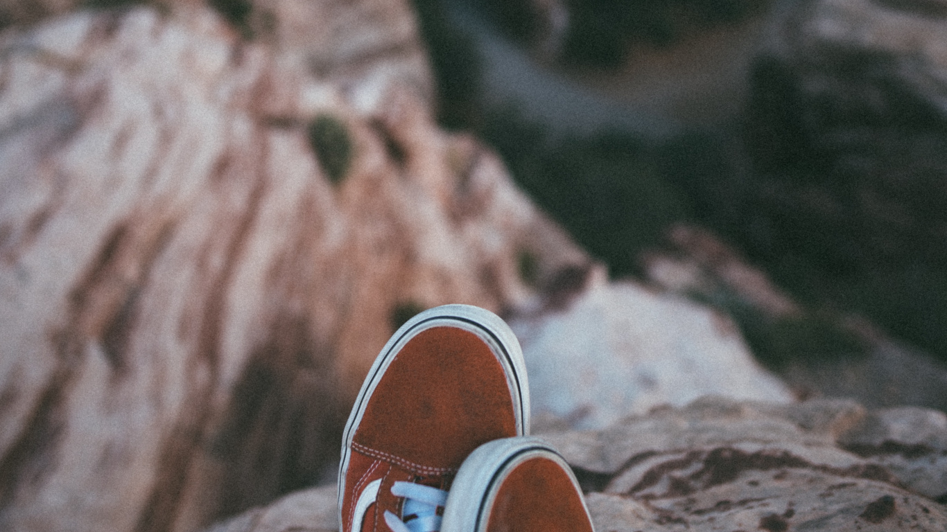 Personne en Baskets Marron et Blanc Assis Sur Une Formation Rocheuse Pendant la Journée. Wallpaper in 1366x768 Resolution