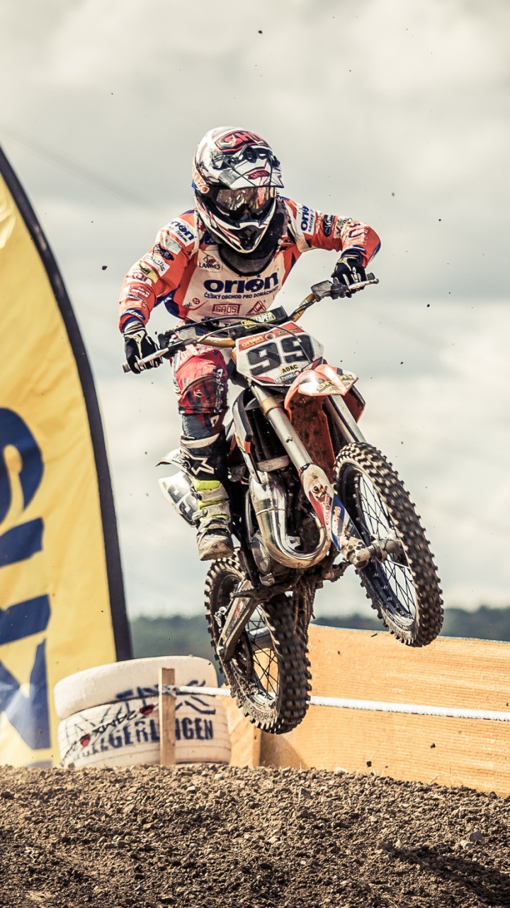 Hombre en Traje de Carreras Blanco y Negro Montando Una Moto de Cross Amarilla y Blanca. Wallpaper in 720x1280 Resolution