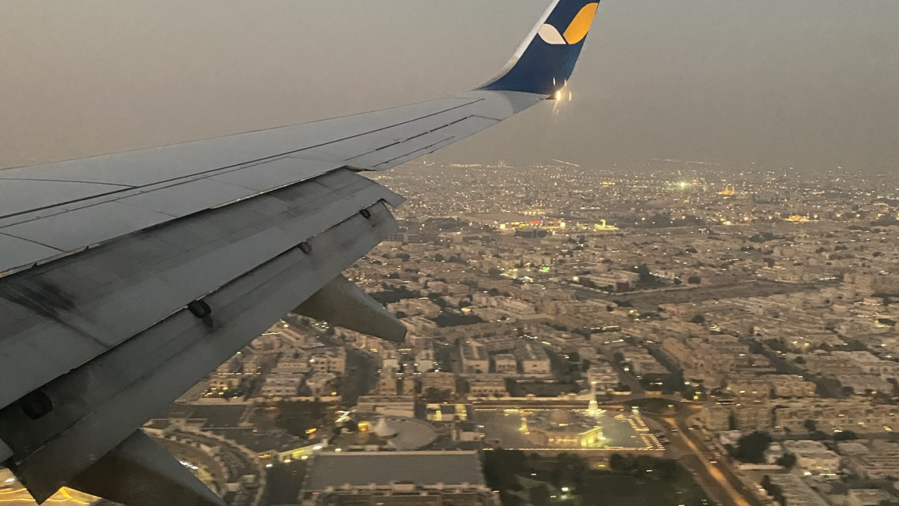 Airline, Airplane, Aircraft, Urban Area, Airliner. Wallpaper in 1280x720 Resolution