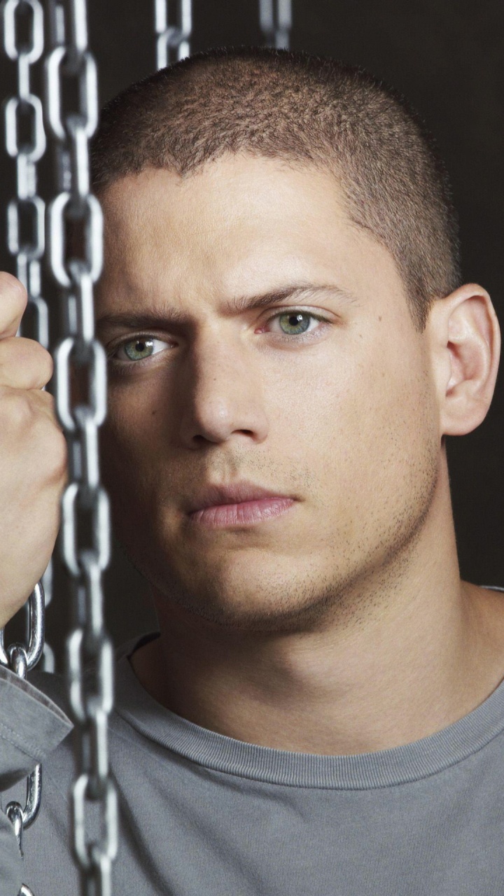 Man in Gray Crew Neck Shirt Holding Gray Chain Link Fence. Wallpaper in 720x1280 Resolution