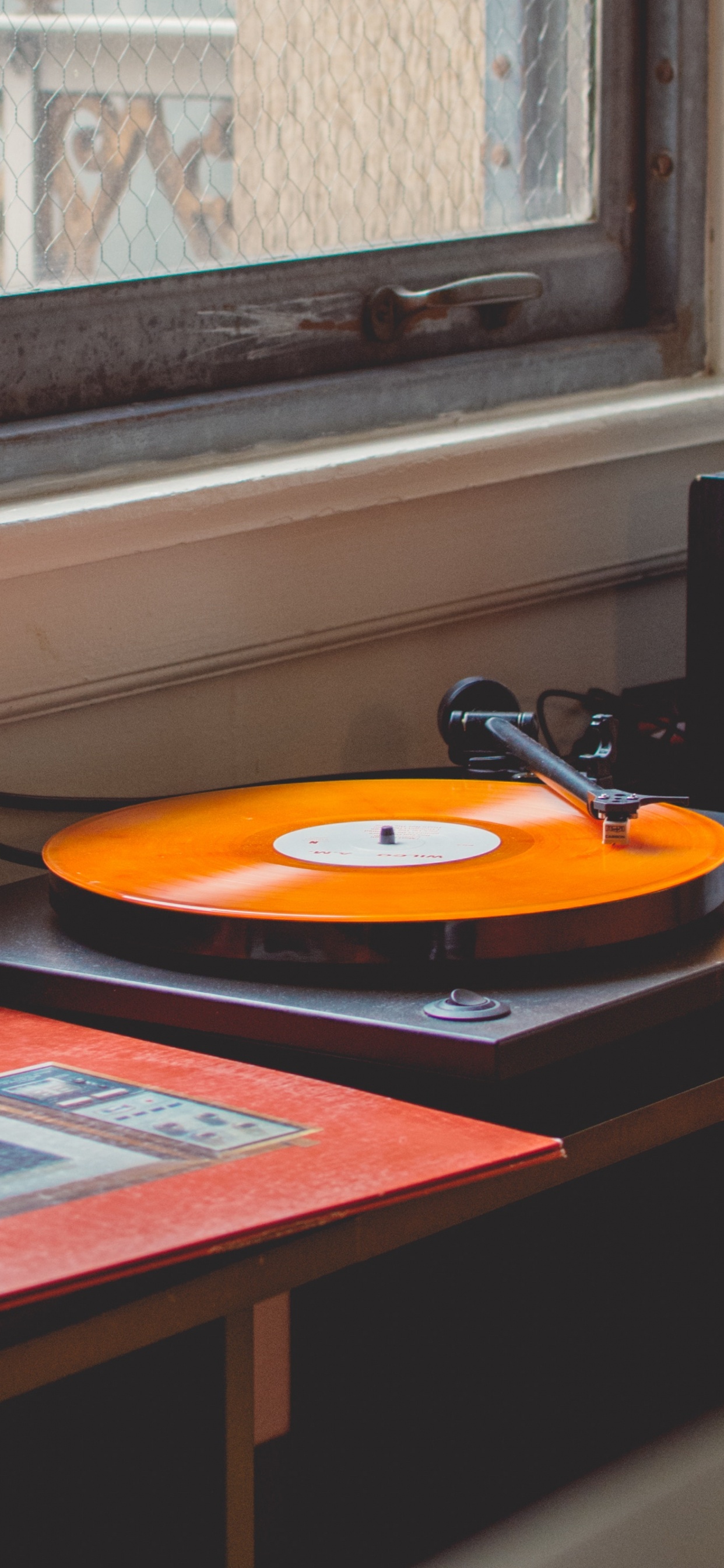 Schallplatte, Plattenspieler, Phonograph, Orange, Zimmer. Wallpaper in 1242x2688 Resolution