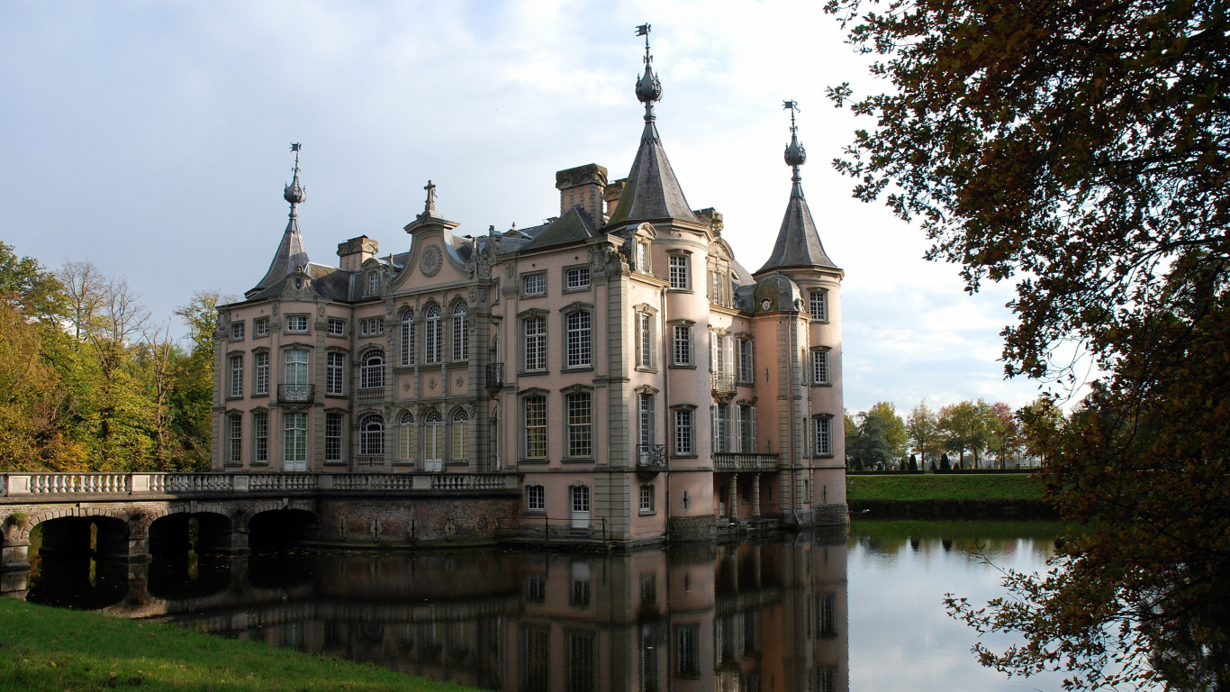 Bâtiment en Béton Brun Près D'un Plan D'eau Pendant la Journée. Wallpaper in 1366x768 Resolution