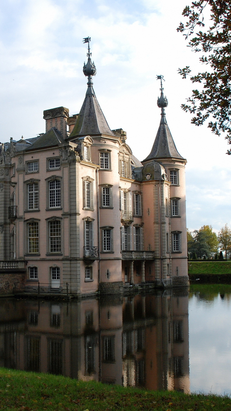 Bâtiment en Béton Brun Près D'un Plan D'eau Pendant la Journée. Wallpaper in 750x1334 Resolution