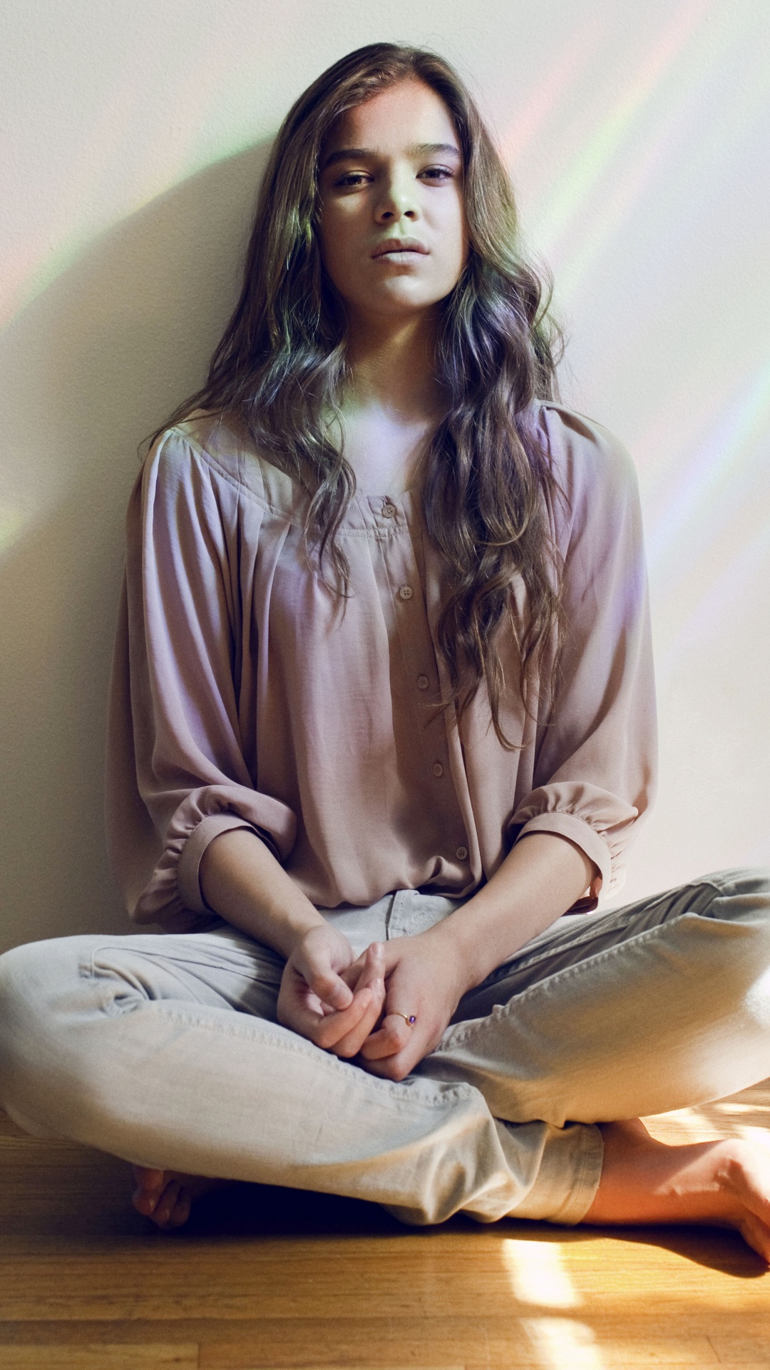 Hailee Steinfeld, Sitzecke, Meditation, Lange Haare, Musik. Wallpaper in 1080x1920 Resolution