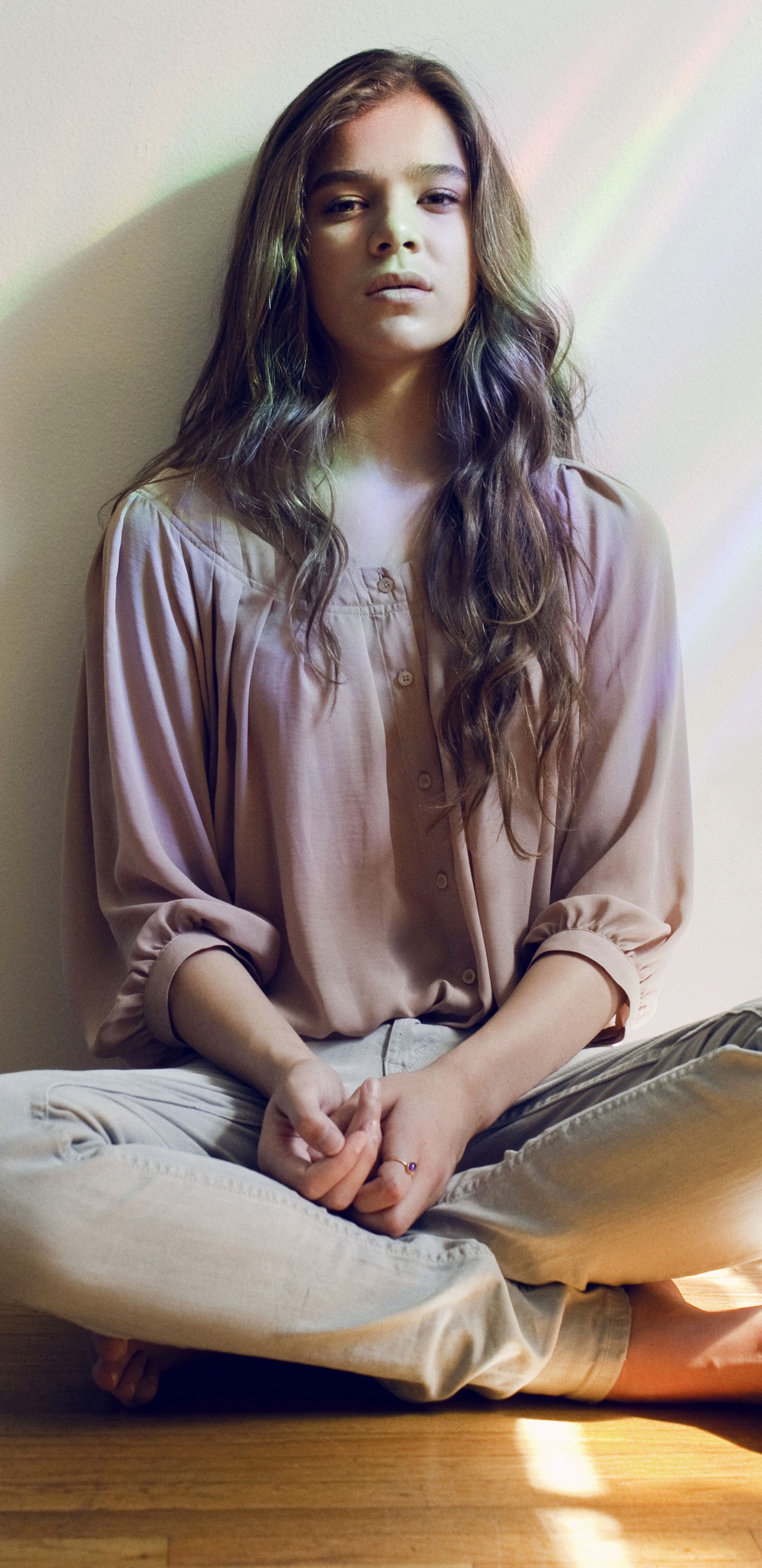 Hailee Steinfeld, Sitzecke, Meditation, Lange Haare, Musik. Wallpaper in 1440x2960 Resolution