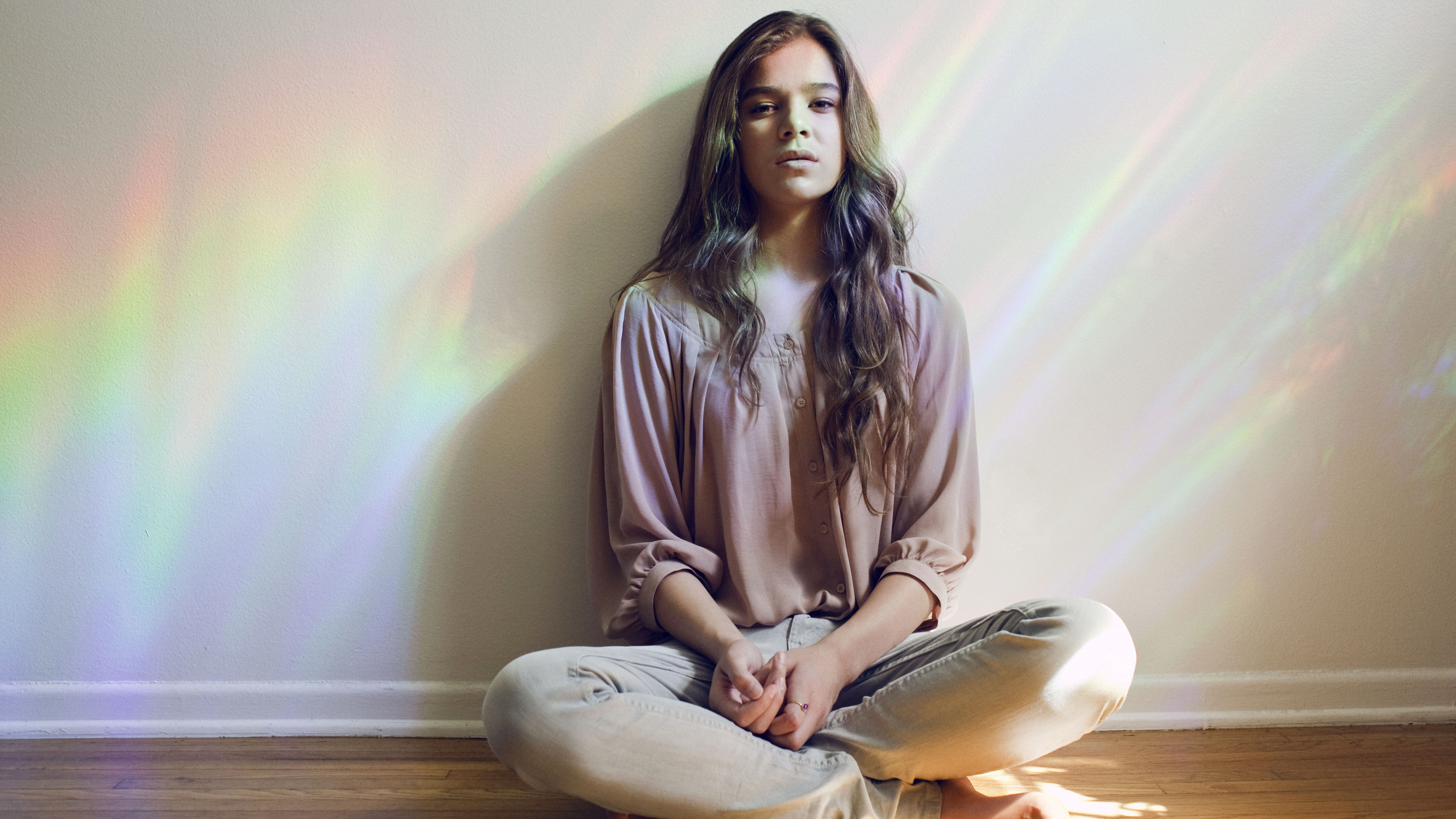 Hailee Steinfeld, Sitzecke, Meditation, Lange Haare, Musik. Wallpaper in 3840x2160 Resolution