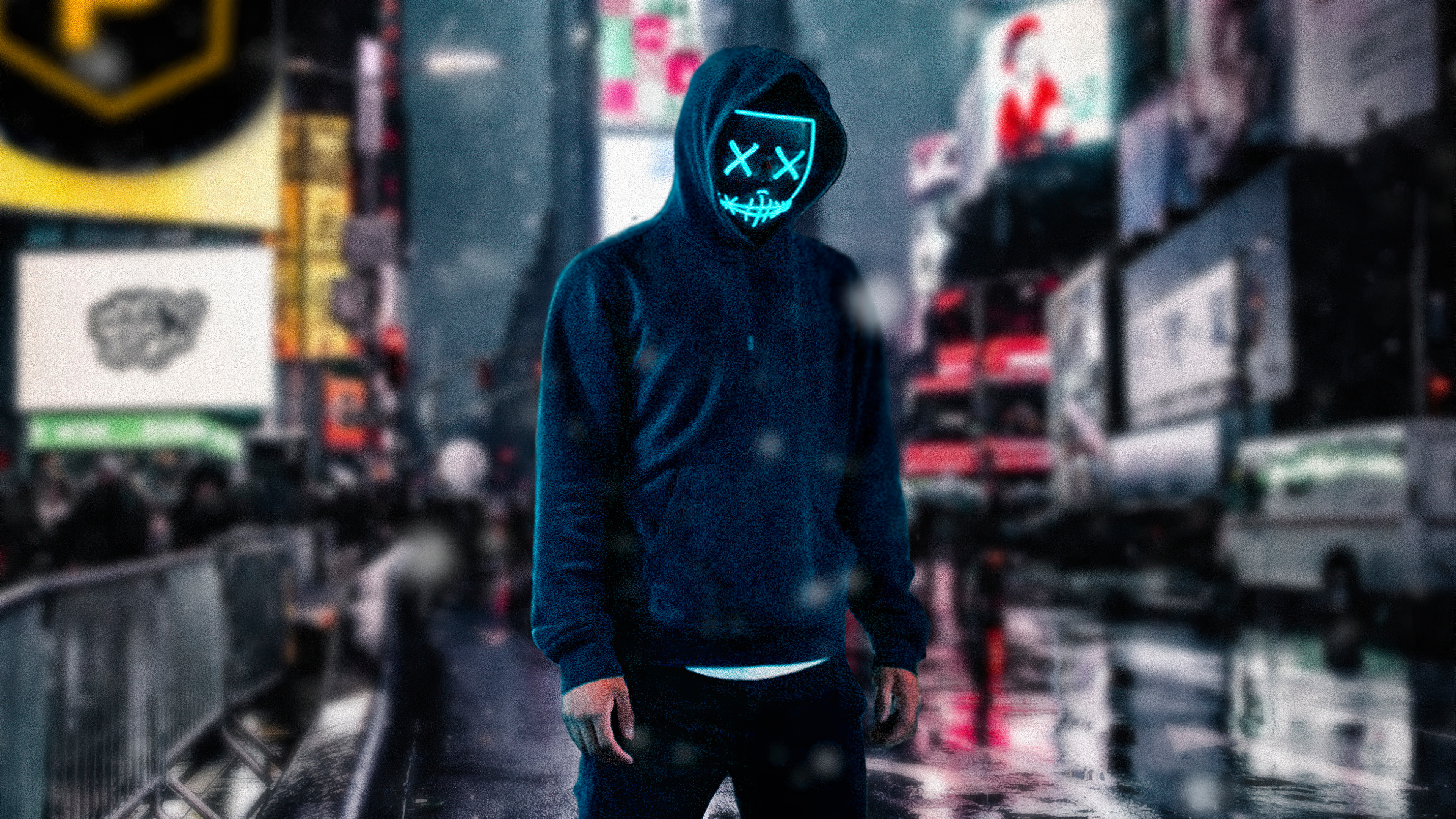 Mann in Blauem Hoodie Und Schwarzer Hose Mit Schwarzer Maske, Der Tagsüber Auf Der Straße Steht. Wallpaper in 3840x2160 Resolution
