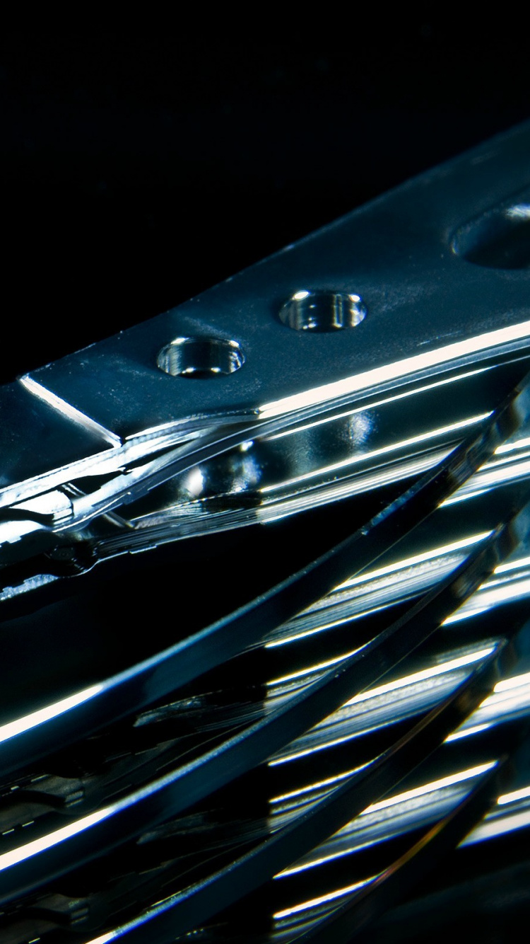 Coupe-ongles en Acier Inoxydable Sur Surface Noire. Wallpaper in 750x1334 Resolution