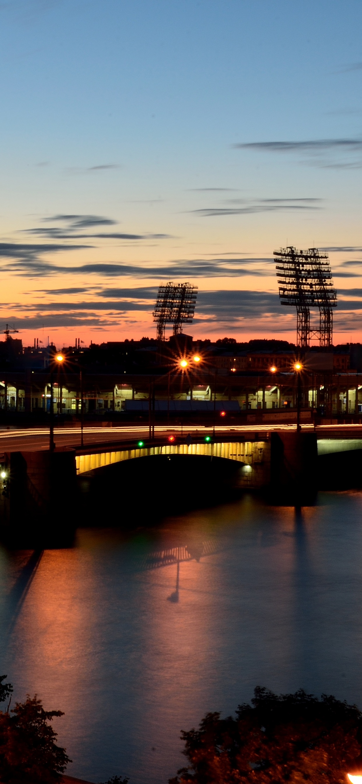 Gewässer in Der Nähe Der Brücke Während Der Nacht. Wallpaper in 1242x2688 Resolution