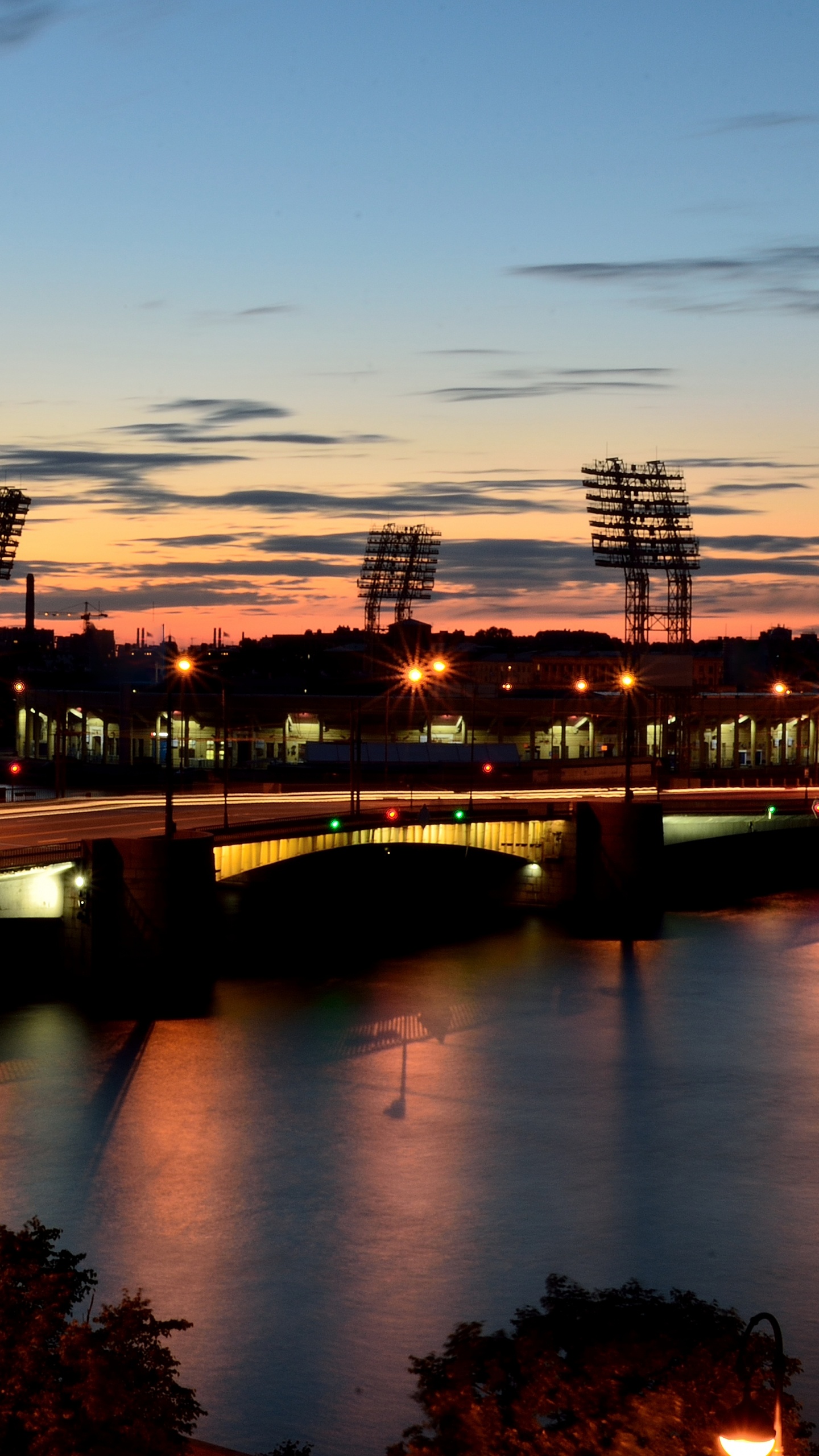 Gewässer in Der Nähe Der Brücke Während Der Nacht. Wallpaper in 1440x2560 Resolution