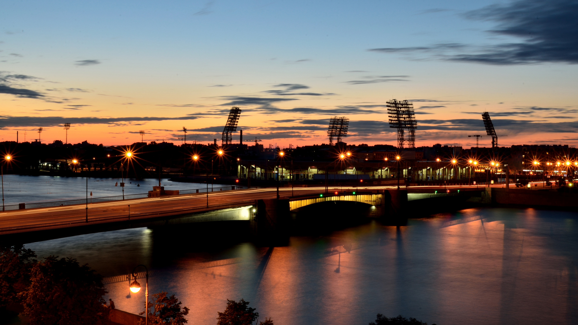 Gewässer in Der Nähe Der Brücke Während Der Nacht. Wallpaper in 1920x1080 Resolution