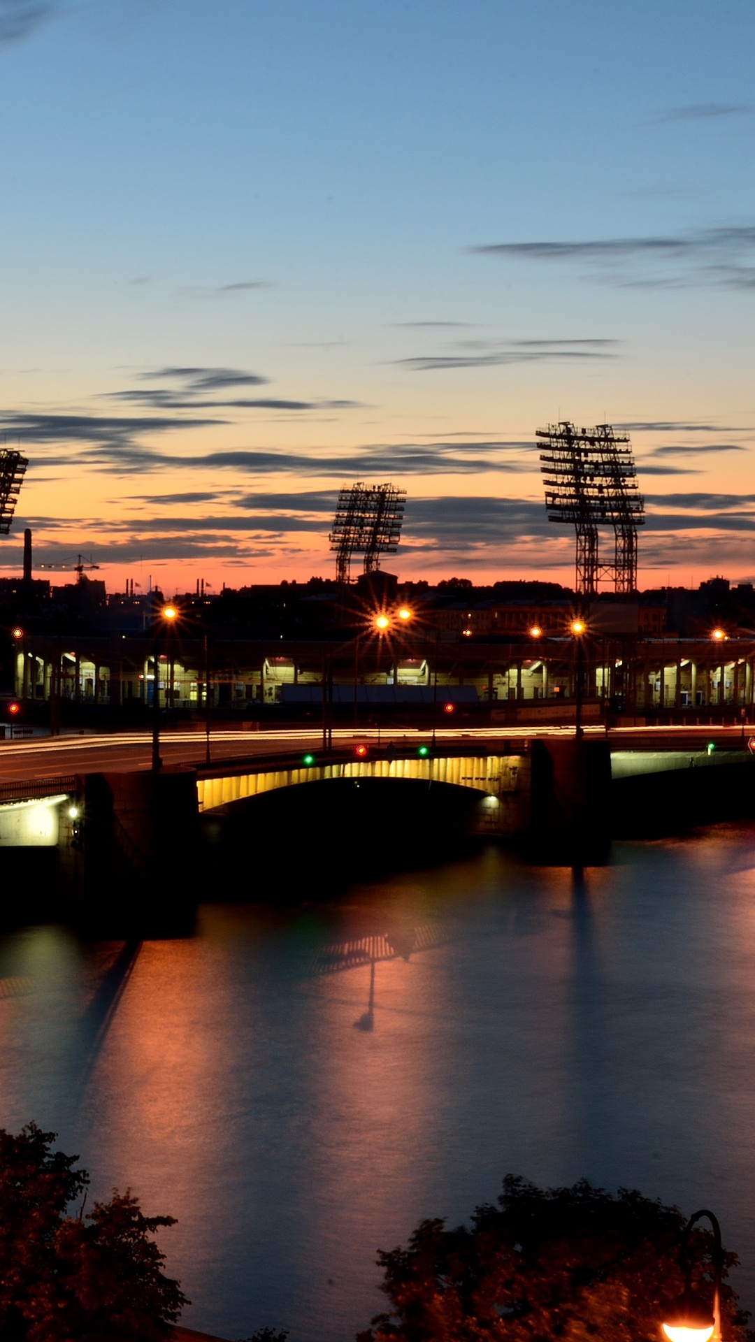 Cuerpo de Agua Cerca Del Puente Durante la Noche. Wallpaper in 1080x1920 Resolution