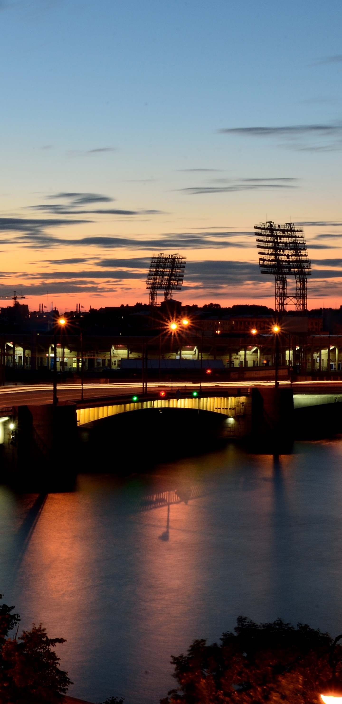 Cuerpo de Agua Cerca Del Puente Durante la Noche. Wallpaper in 1440x2960 Resolution