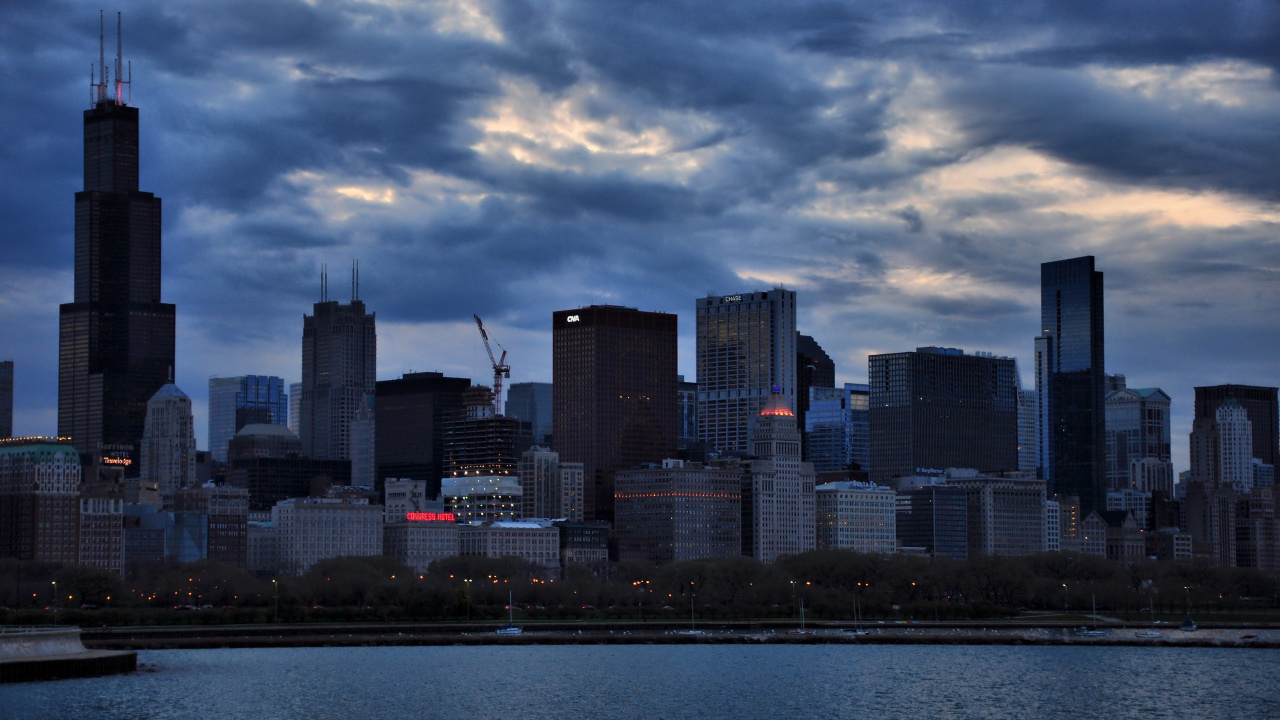 Skyline Der Stadt Unter Bewölktem Himmel Tagsüber. Wallpaper in 1280x720 Resolution