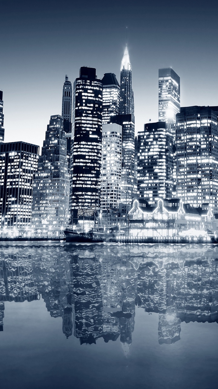 Graustufenfoto Der Skyline Der Stadt. Wallpaper in 720x1280 Resolution