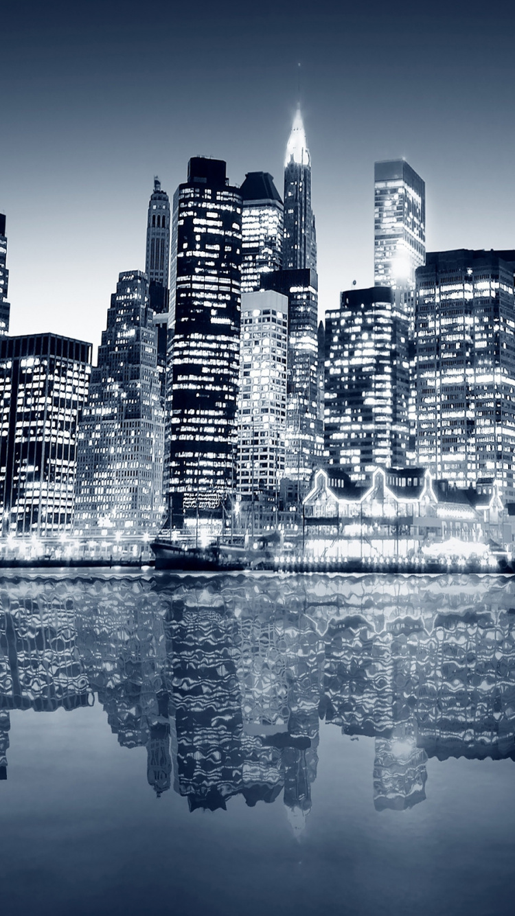 Graustufenfoto Der Skyline Der Stadt. Wallpaper in 750x1334 Resolution