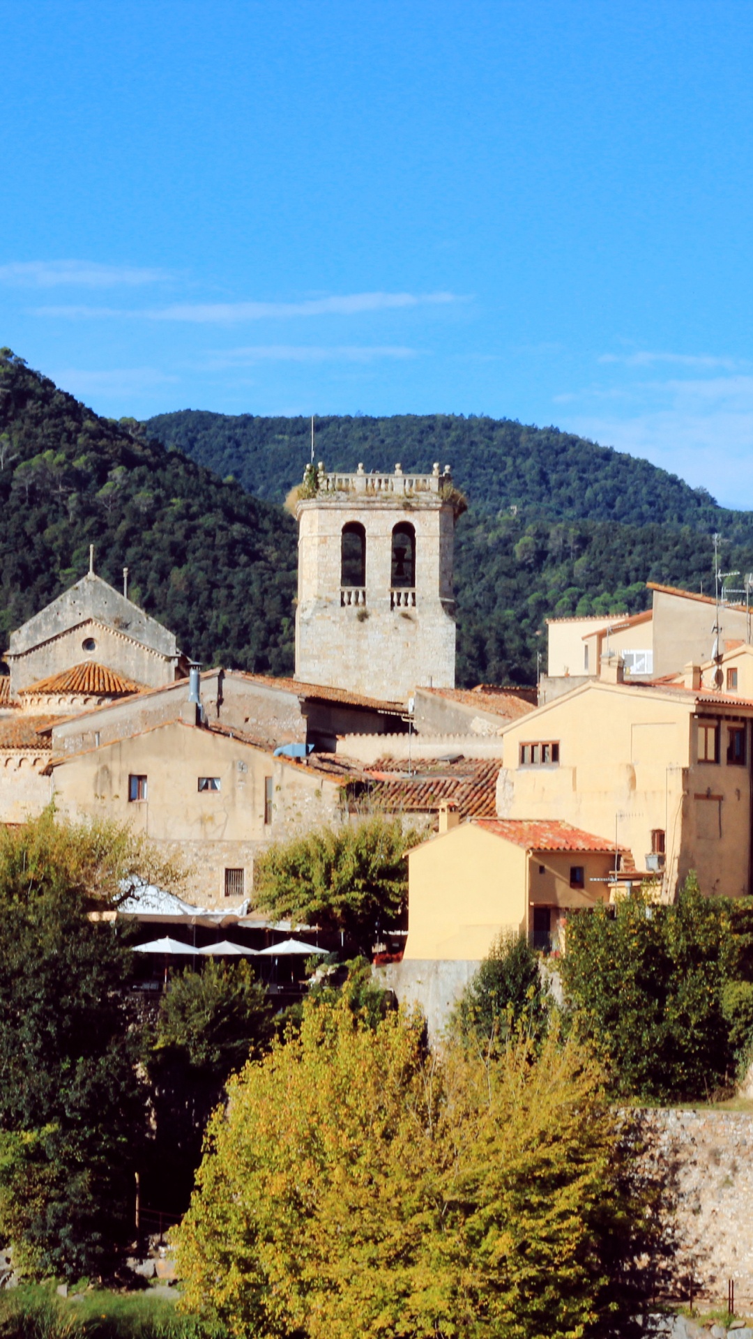 Edificio de Hormigón Blanco Cerca de Árboles Verdes Durante el Día. Wallpaper in 1080x1920 Resolution