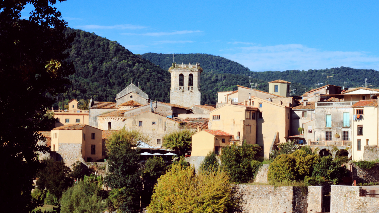 Edificio de Hormigón Blanco Cerca de Árboles Verdes Durante el Día. Wallpaper in 1280x720 Resolution