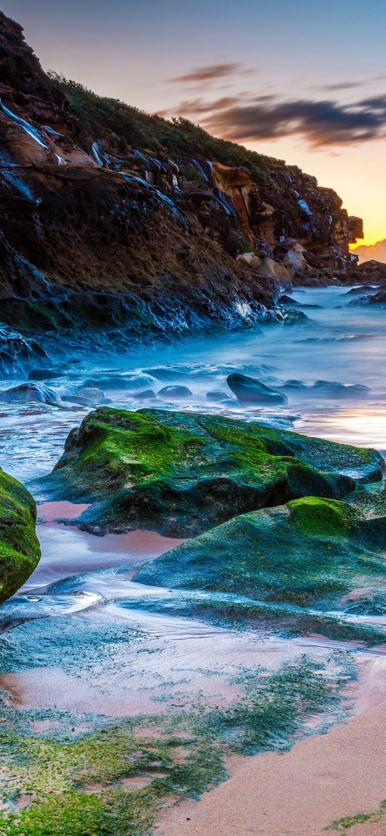 Formation Rocheuse Verte et Brune au Bord de la Mer Pendant le Coucher du Soleil. Wallpaper in 1242x2688 Resolution