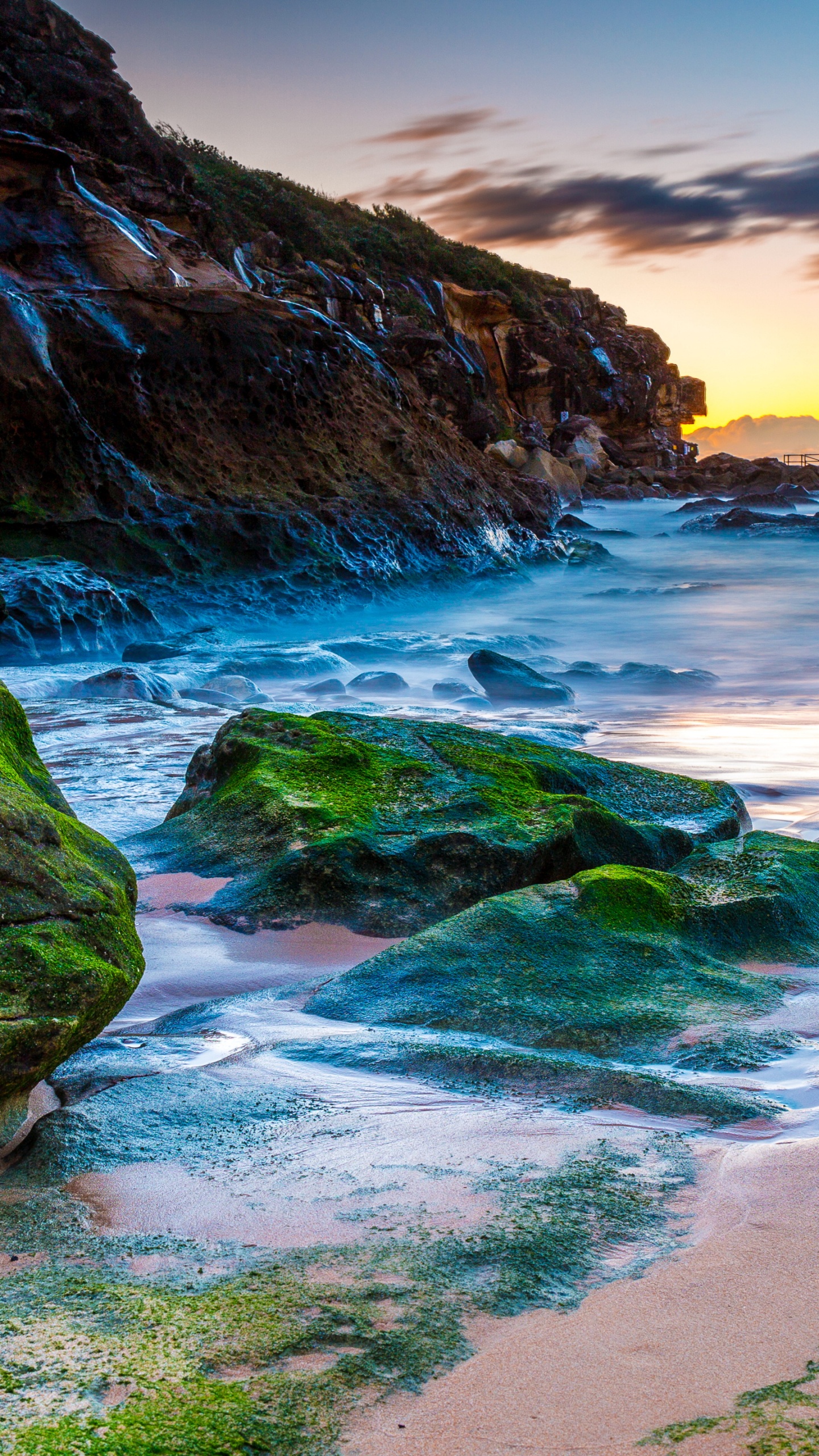 Formation Rocheuse Verte et Brune au Bord de la Mer Pendant le Coucher du Soleil. Wallpaper in 1440x2560 Resolution