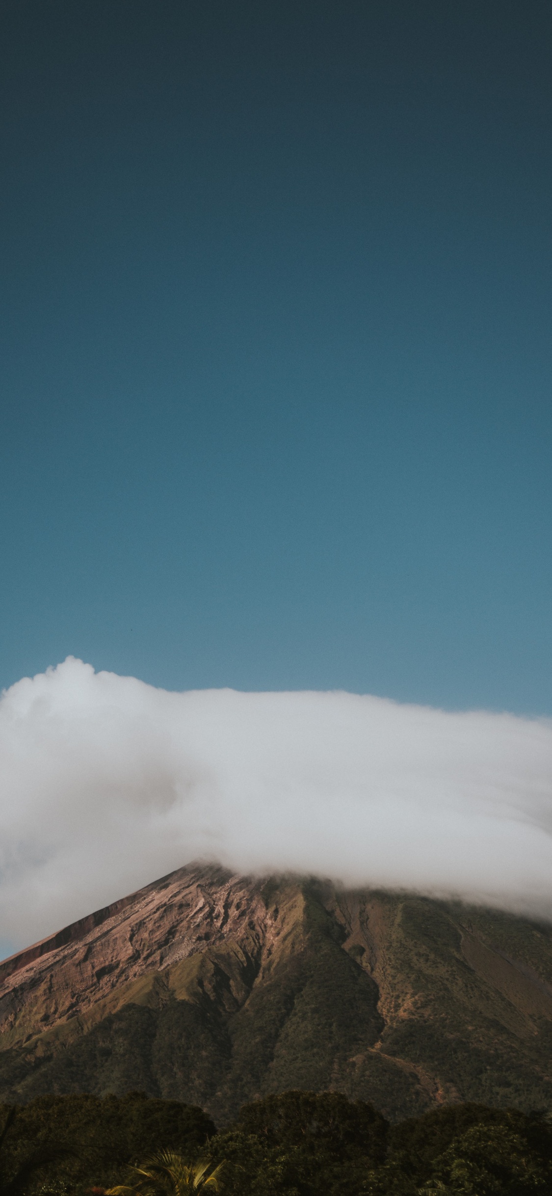 Montaña Marrón Bajo un Cielo Azul Durante el Día. Wallpaper in 1125x2436 Resolution