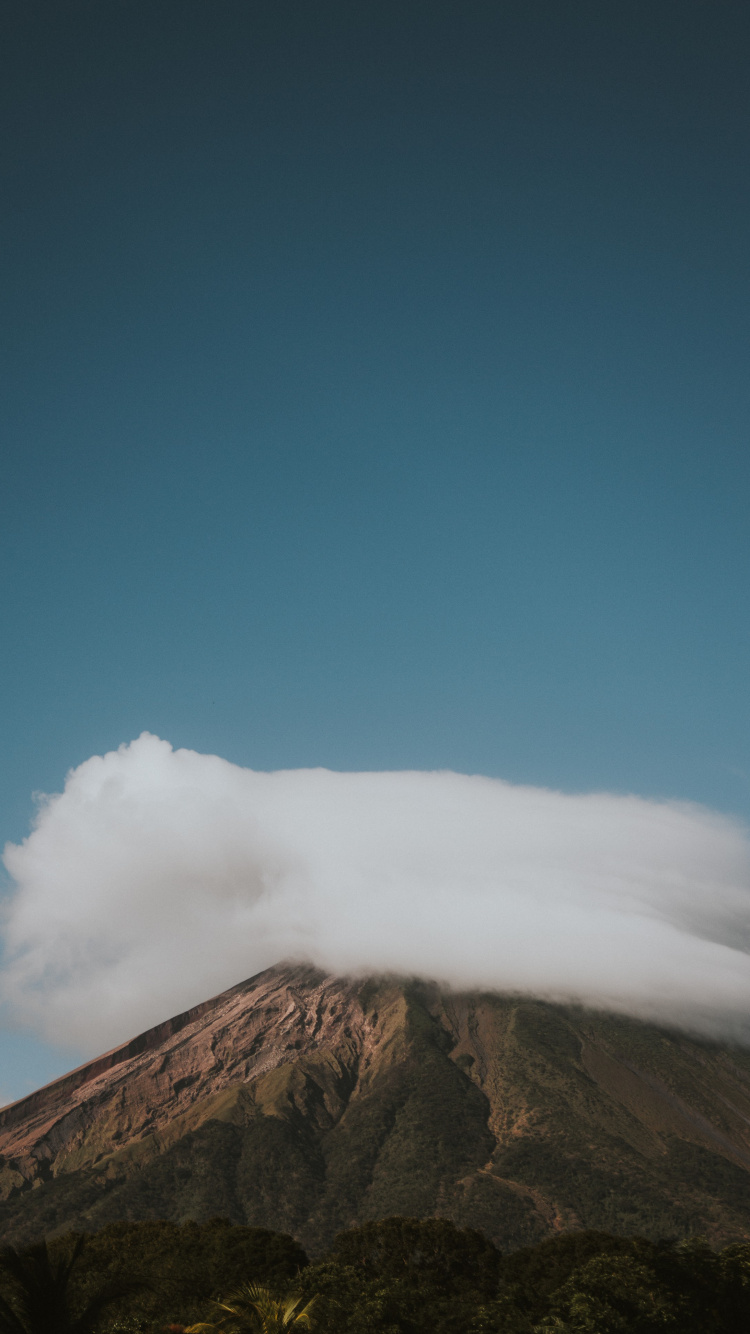 Montagne Brune Sous Ciel Bleu Pendant la Journée. Wallpaper in 750x1334 Resolution