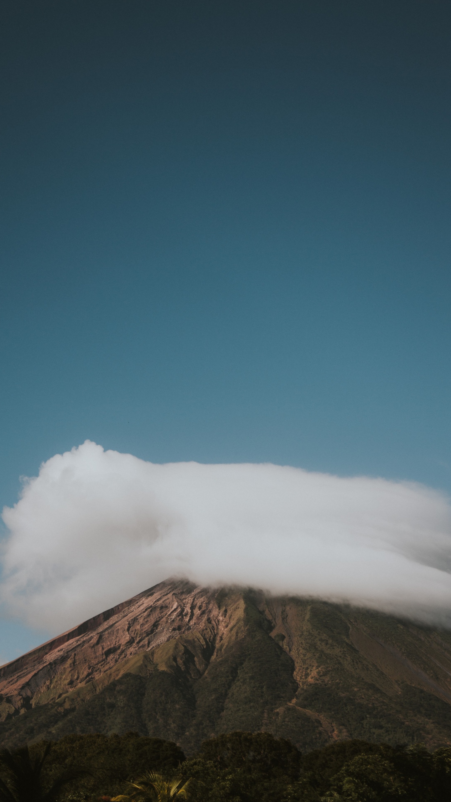 Brown Mountain Under Blue Sky During Daytime. Wallpaper in 1440x2560 Resolution