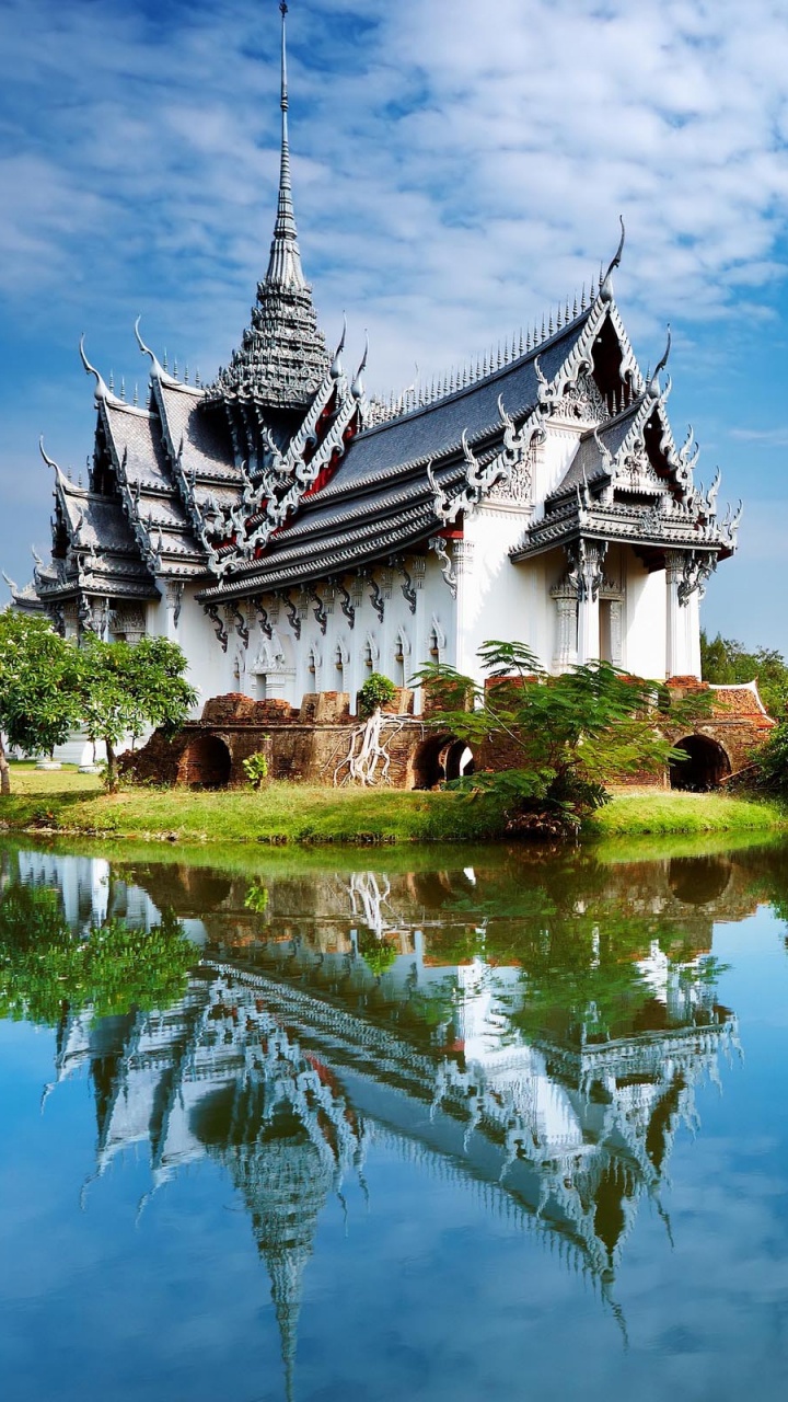 White and Black House Near Green Trees and Body of Water Under Blue Sky During Daytime. Wallpaper in 720x1280 Resolution