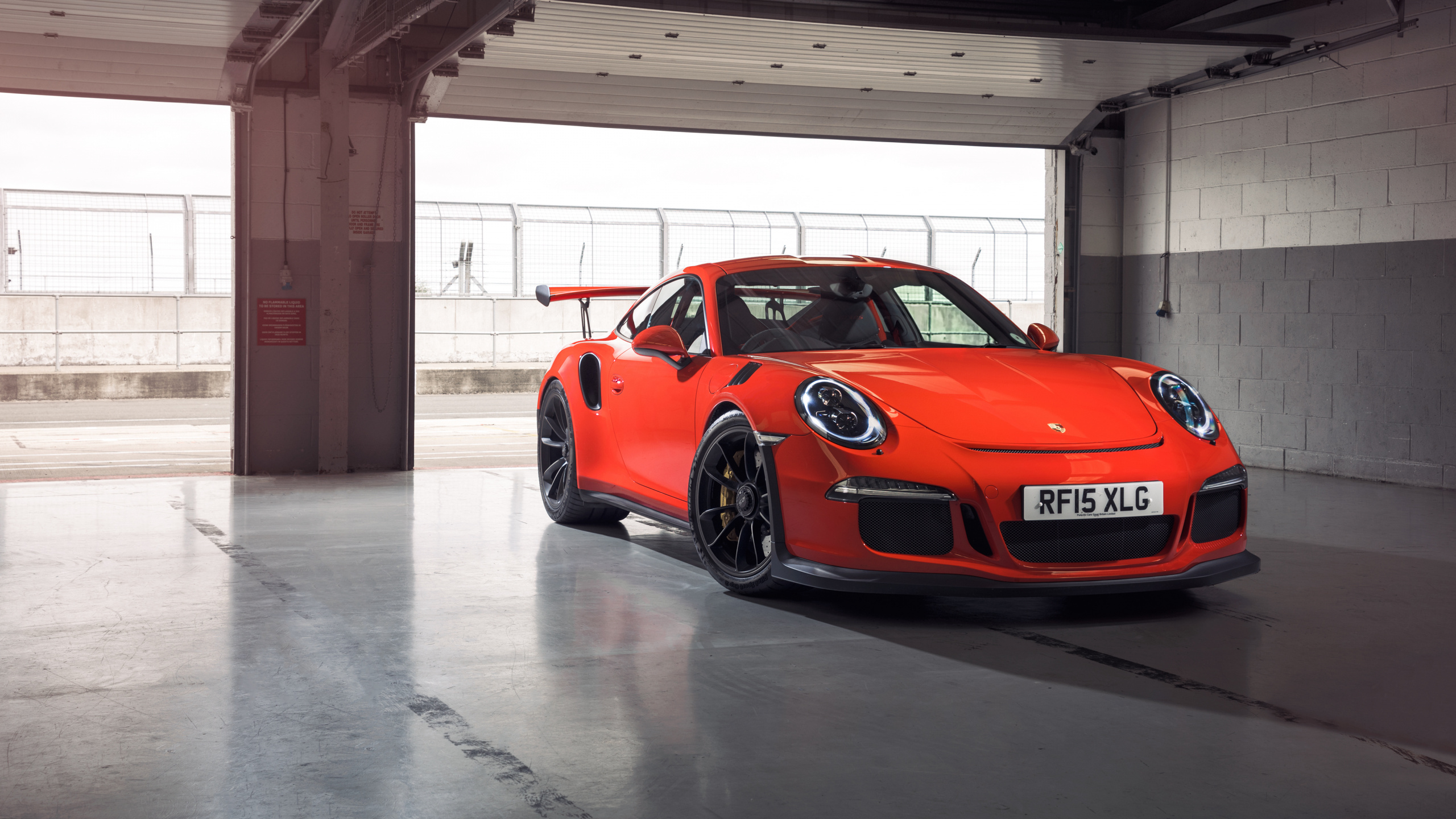 Orange Ferrari 458 Italia in Garage Geparkt. Wallpaper in 2560x1440 Resolution