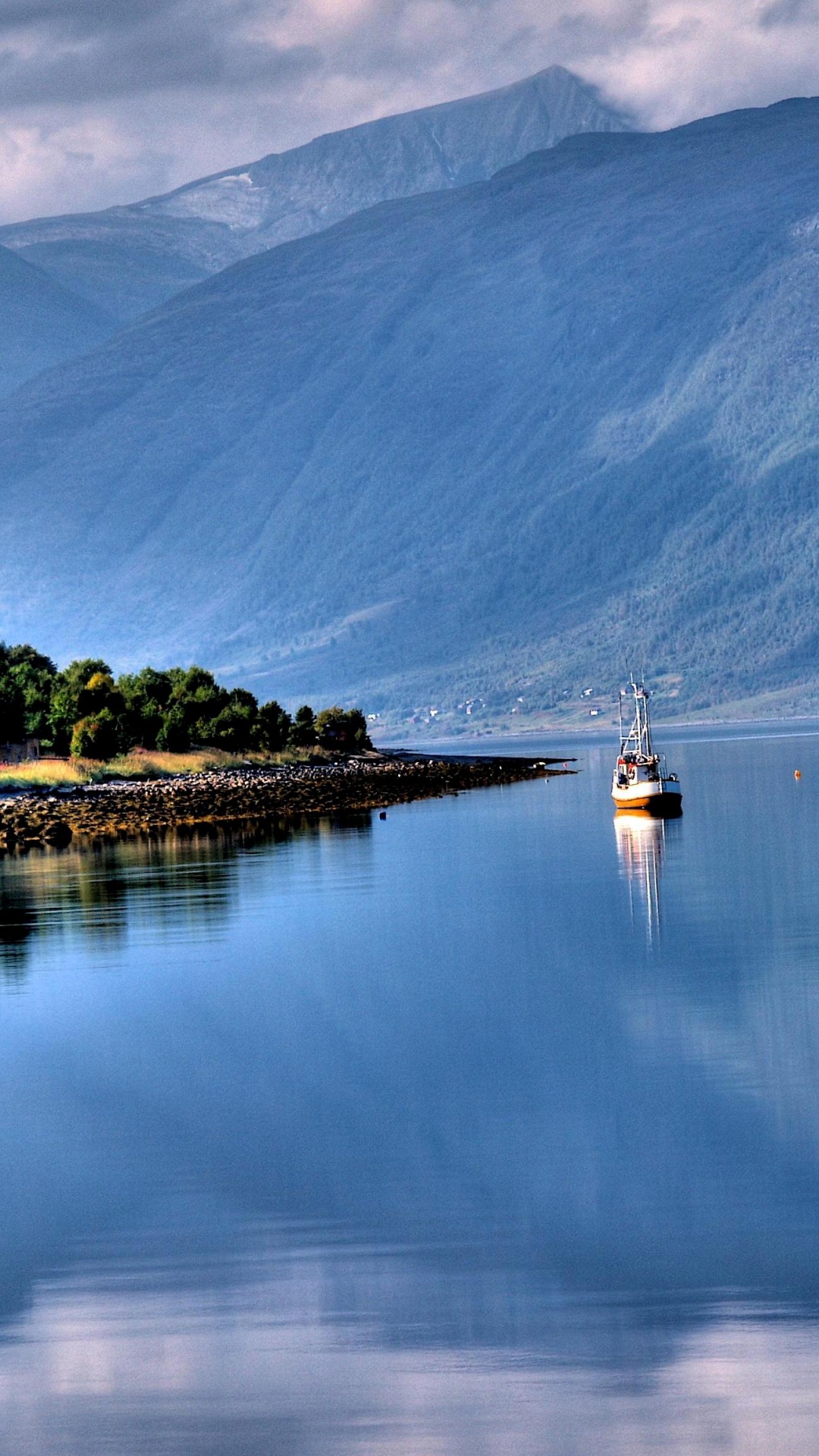Man in White Shirt Riding on White Boat on Lake During Daytime. Wallpaper in 1080x1920 Resolution