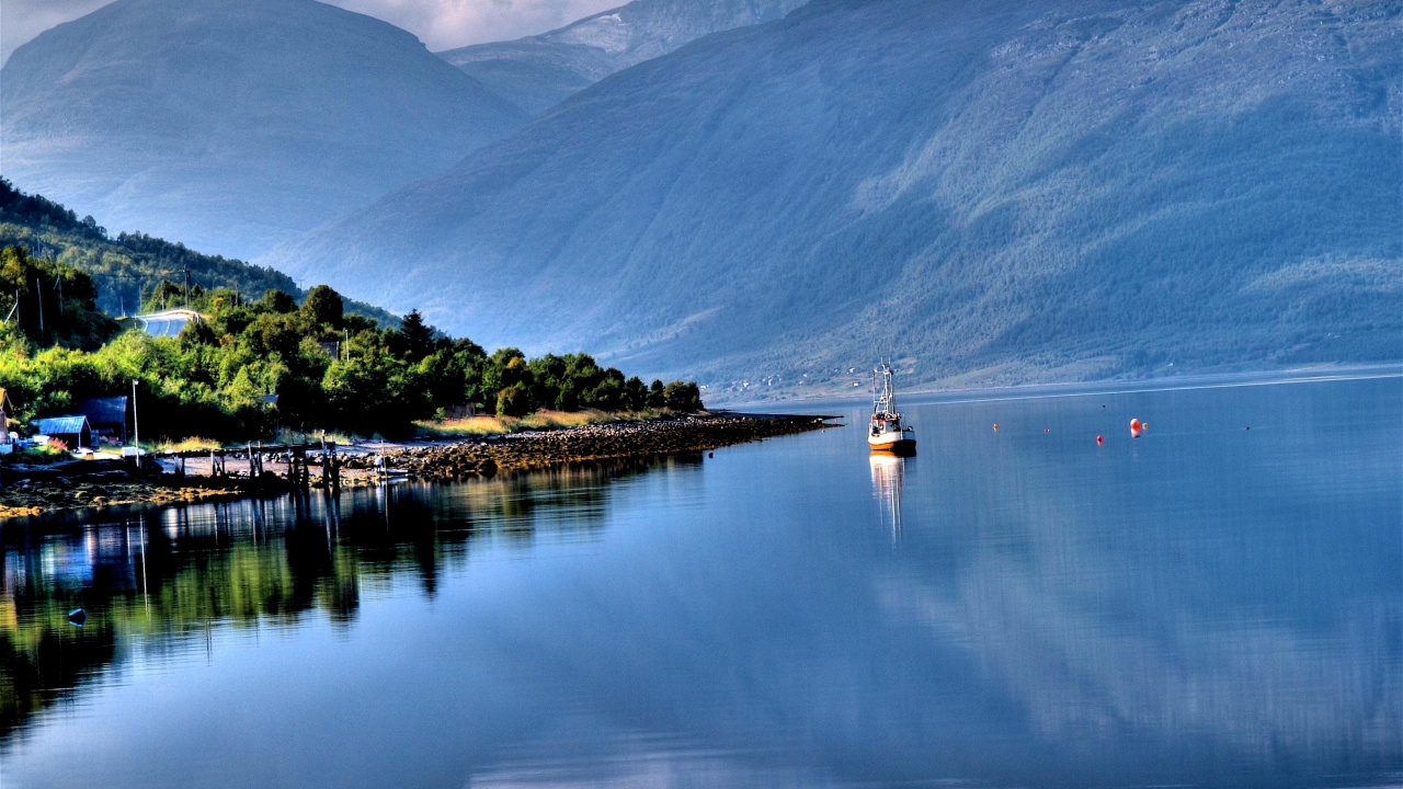 Man in White Shirt Riding on White Boat on Lake During Daytime. Wallpaper in 1280x720 Resolution