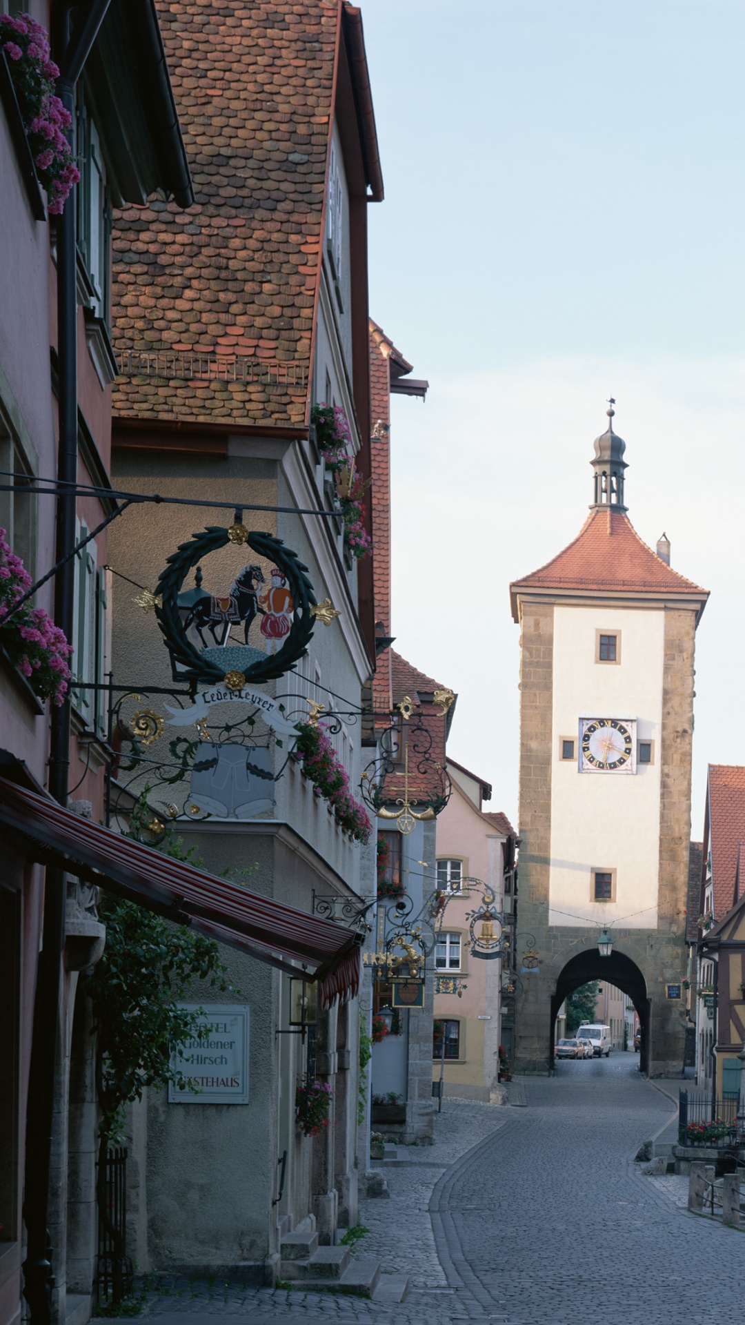 Braune Und Beige Betongebäude Tagsüber. Wallpaper in 1080x1920 Resolution