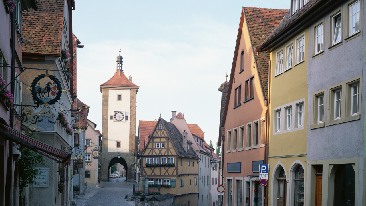 Braune Und Beige Betongebäude Tagsüber. Wallpaper in 1280x720 Resolution