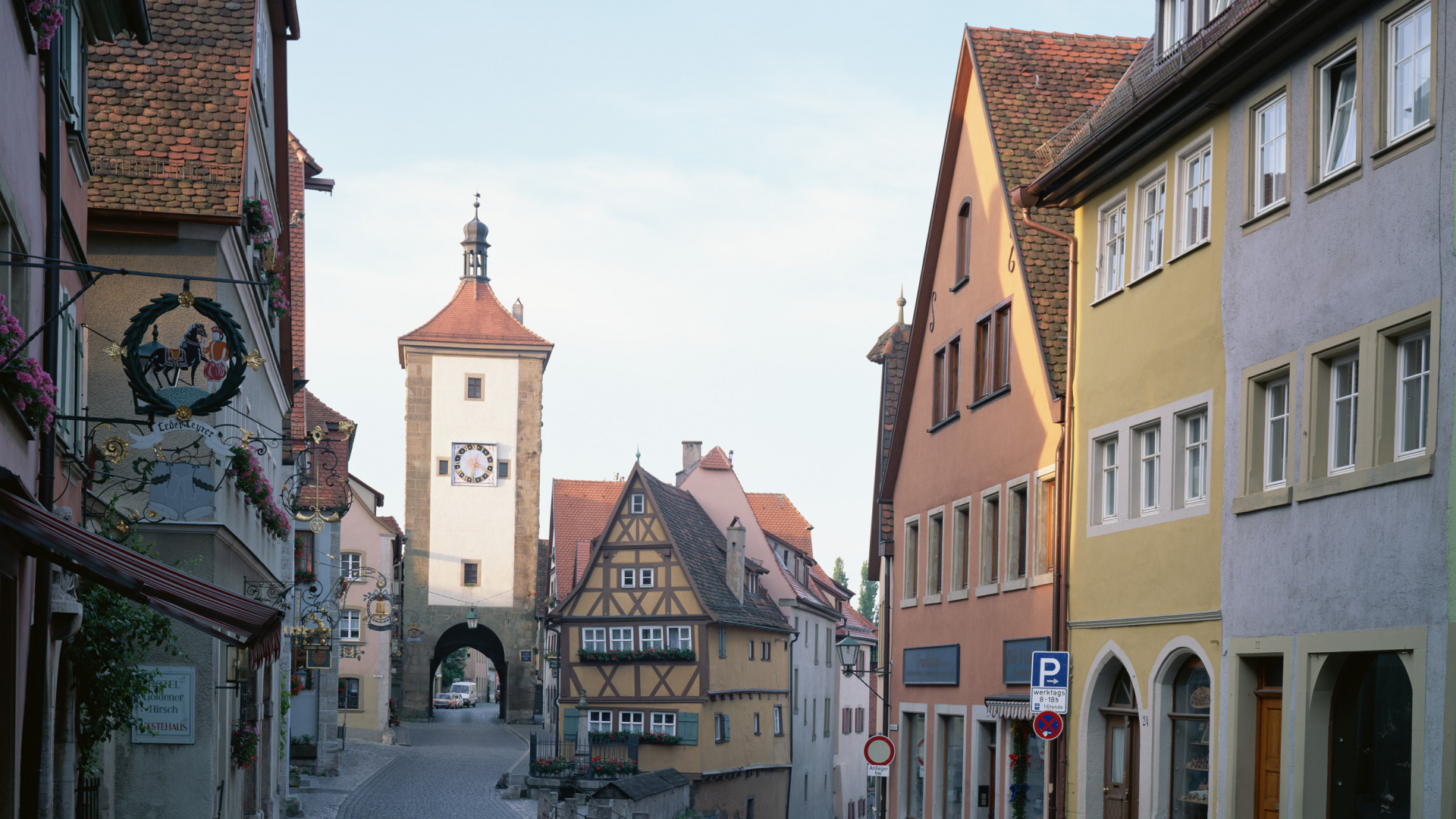 Bâtiments en Béton Marron et Beige Pendant la Journée. Wallpaper in 1920x1080 Resolution