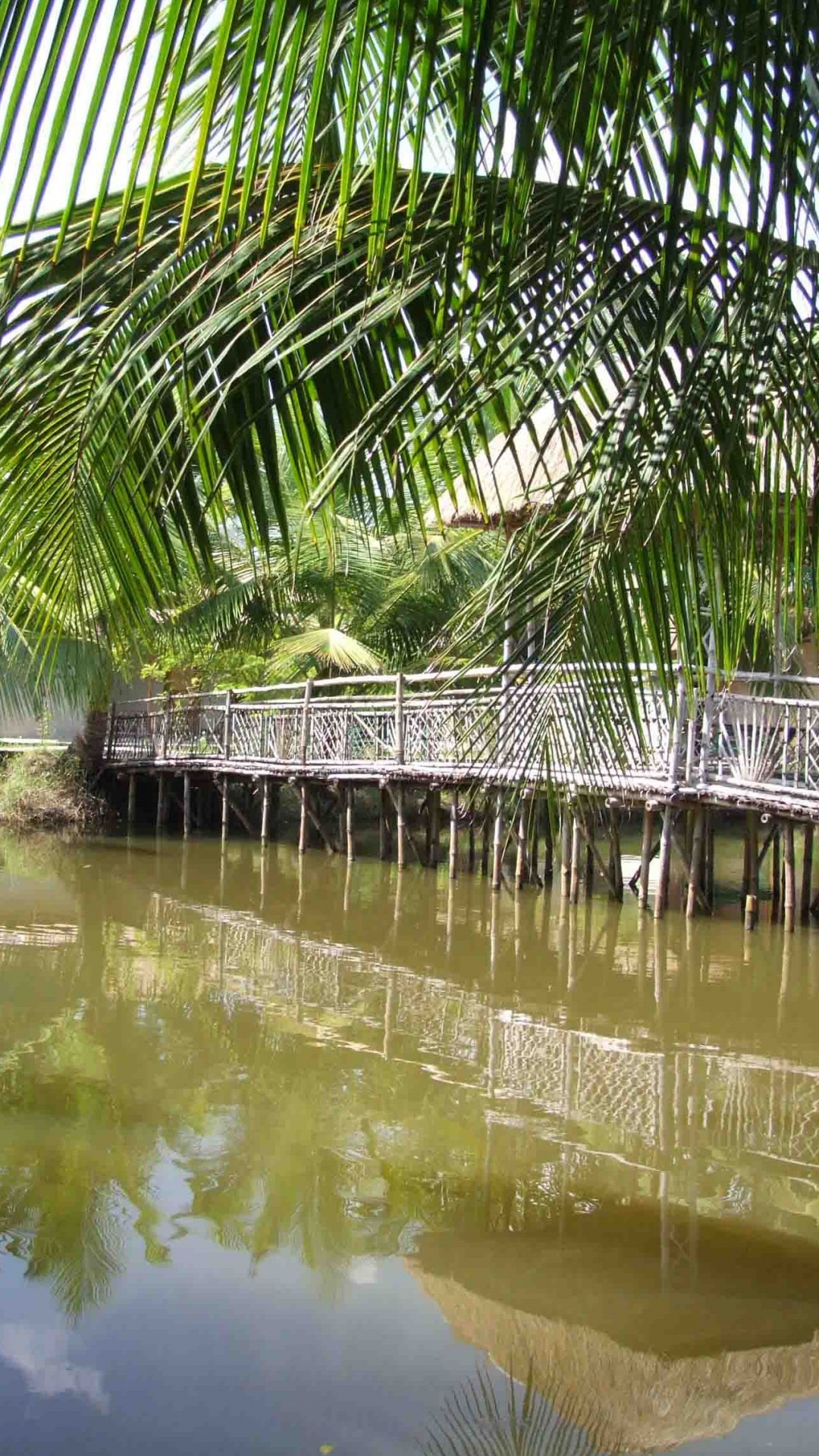 Braunes Holzhaus Auf Dem Wasser. Wallpaper in 1080x1920 Resolution