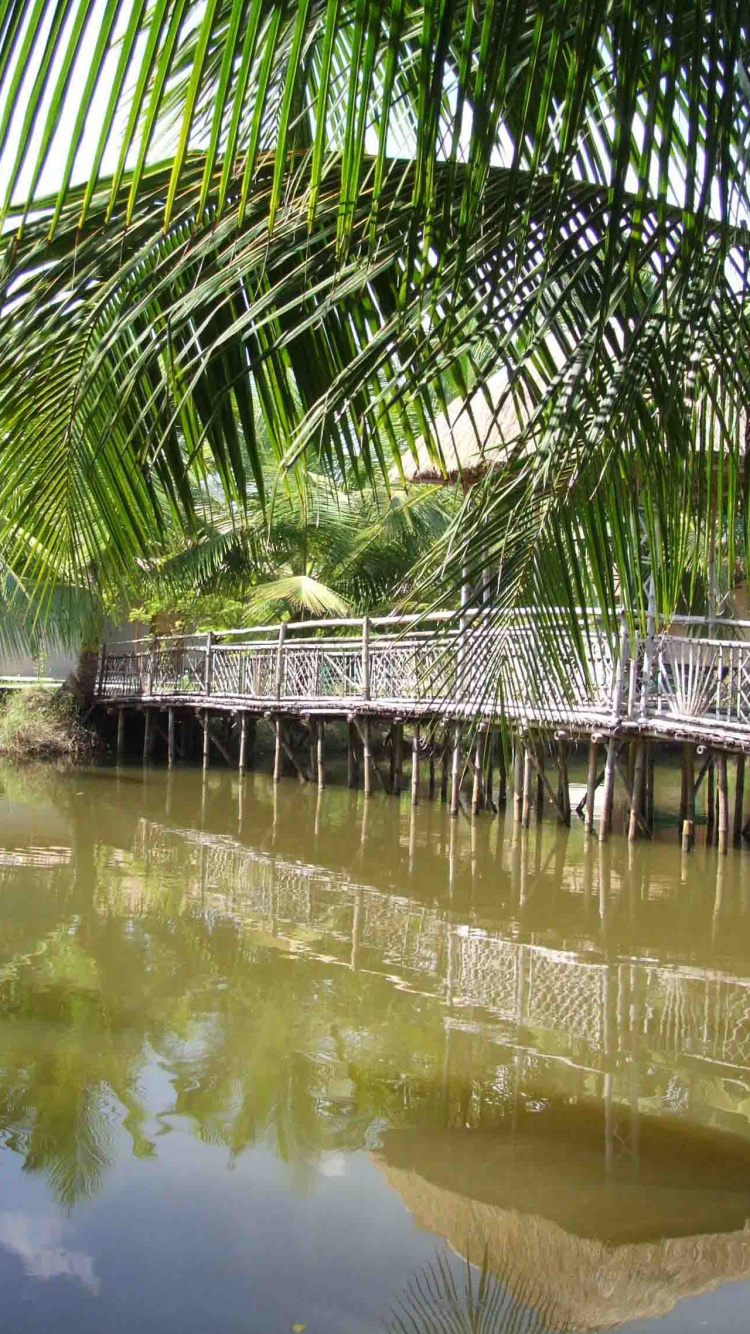 Braunes Holzhaus Auf Dem Wasser. Wallpaper in 750x1334 Resolution