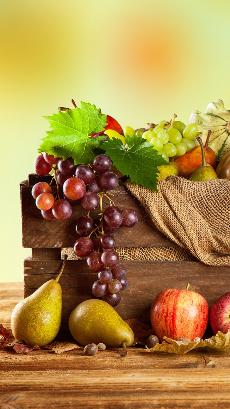 Pommes Vertes et Rouges Sur Panier Marron. Wallpaper in 750x1334 Resolution