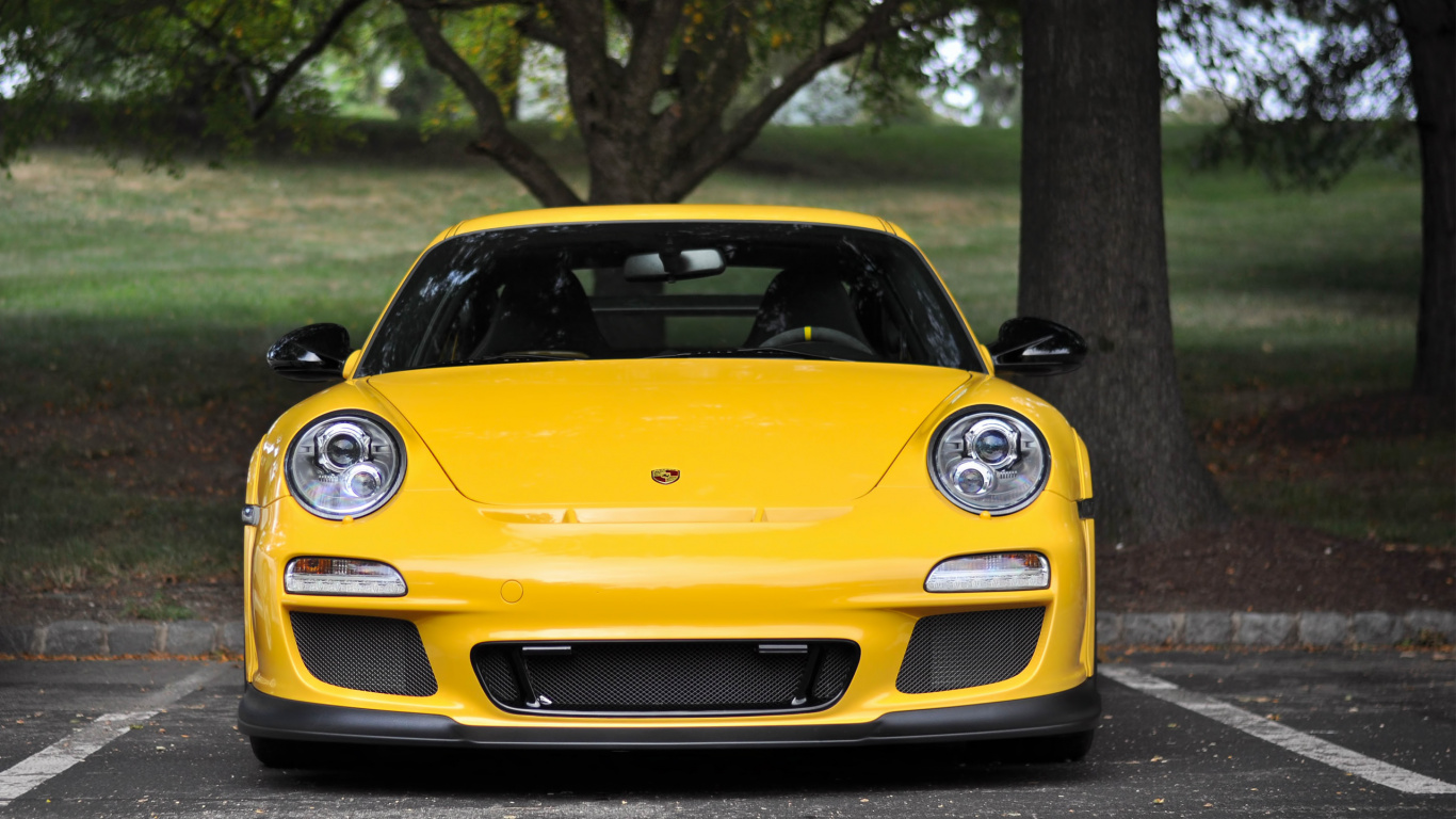 Porsche 911 Jaune Garée Près de L'arbre Pendant la Journée. Wallpaper in 1366x768 Resolution