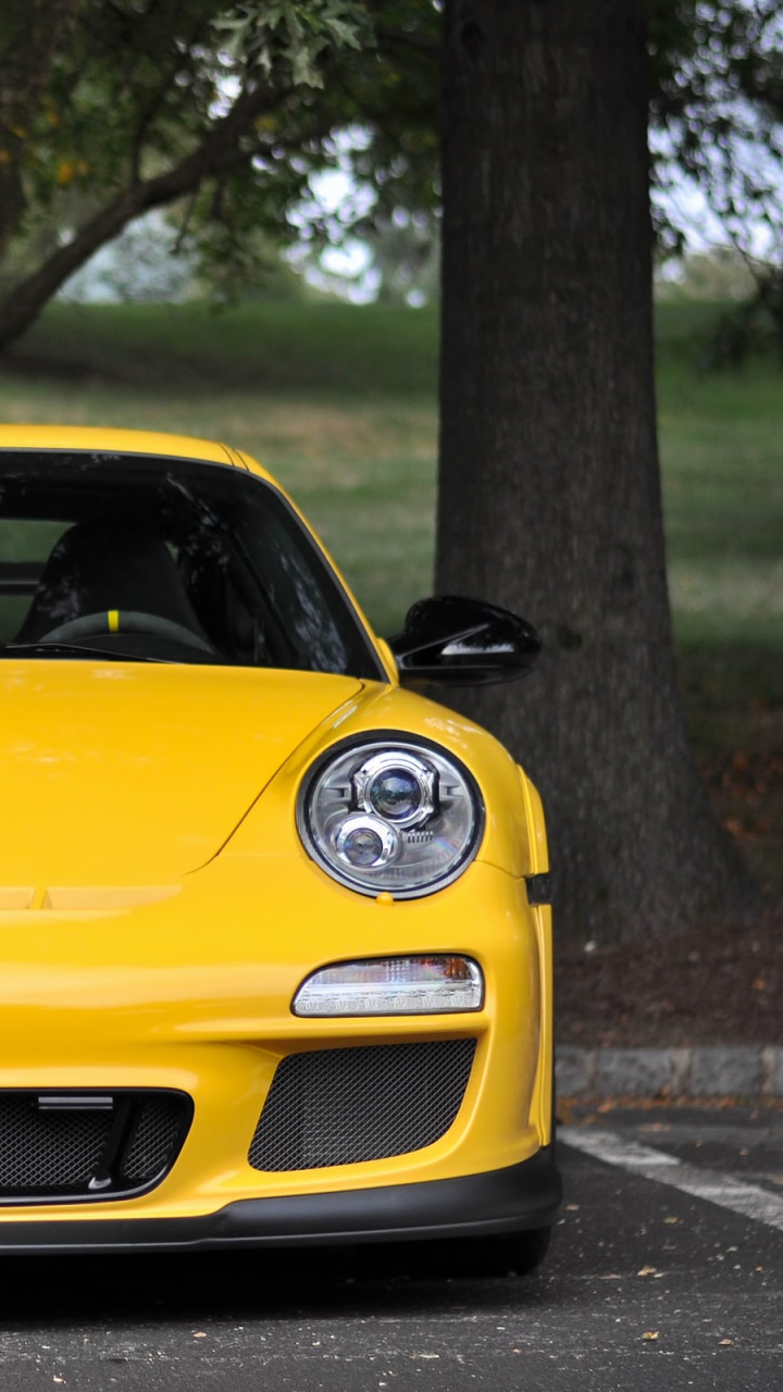 Porsche 911 Jaune Garée Près de L'arbre Pendant la Journée. Wallpaper in 720x1280 Resolution