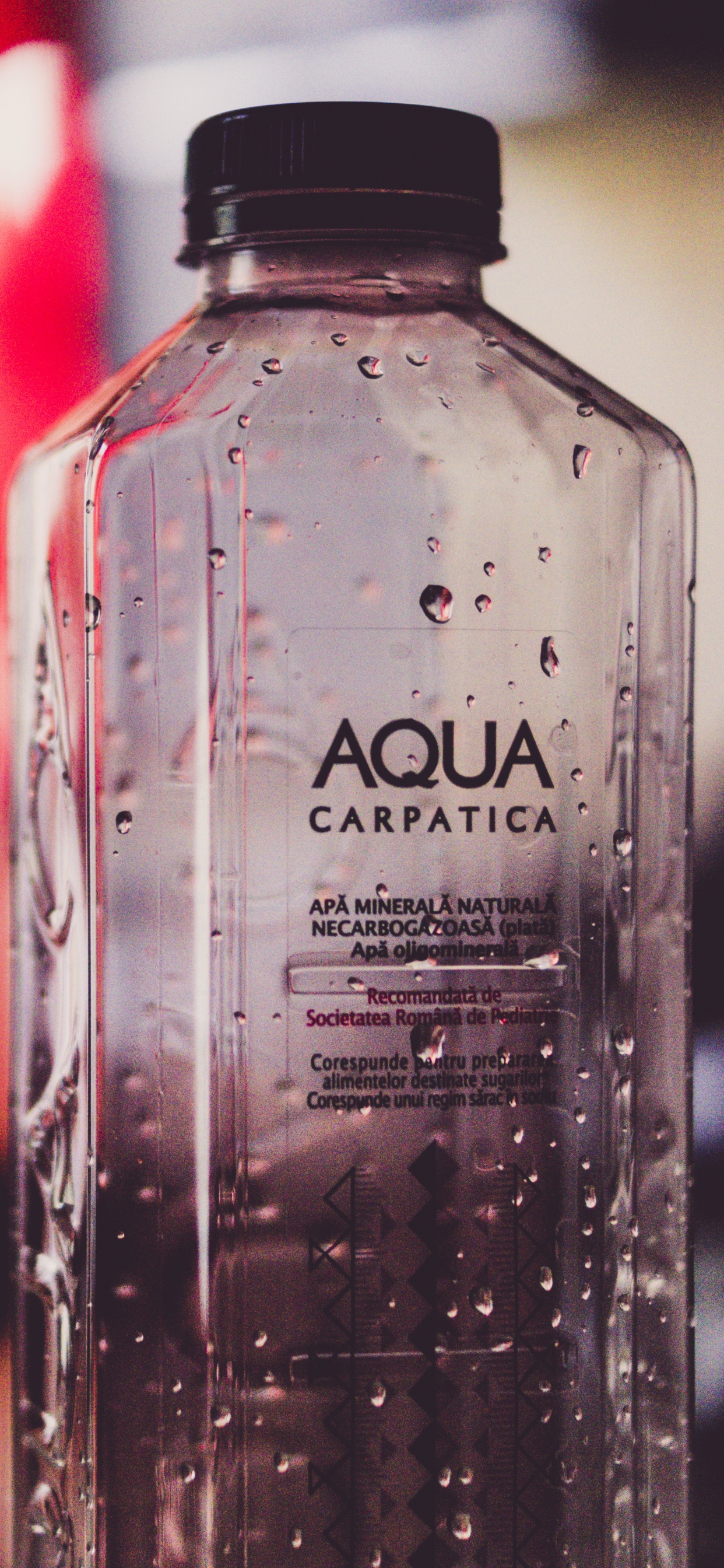 Klare Plastikflasche Mit Wasser With. Wallpaper in 1242x2688 Resolution