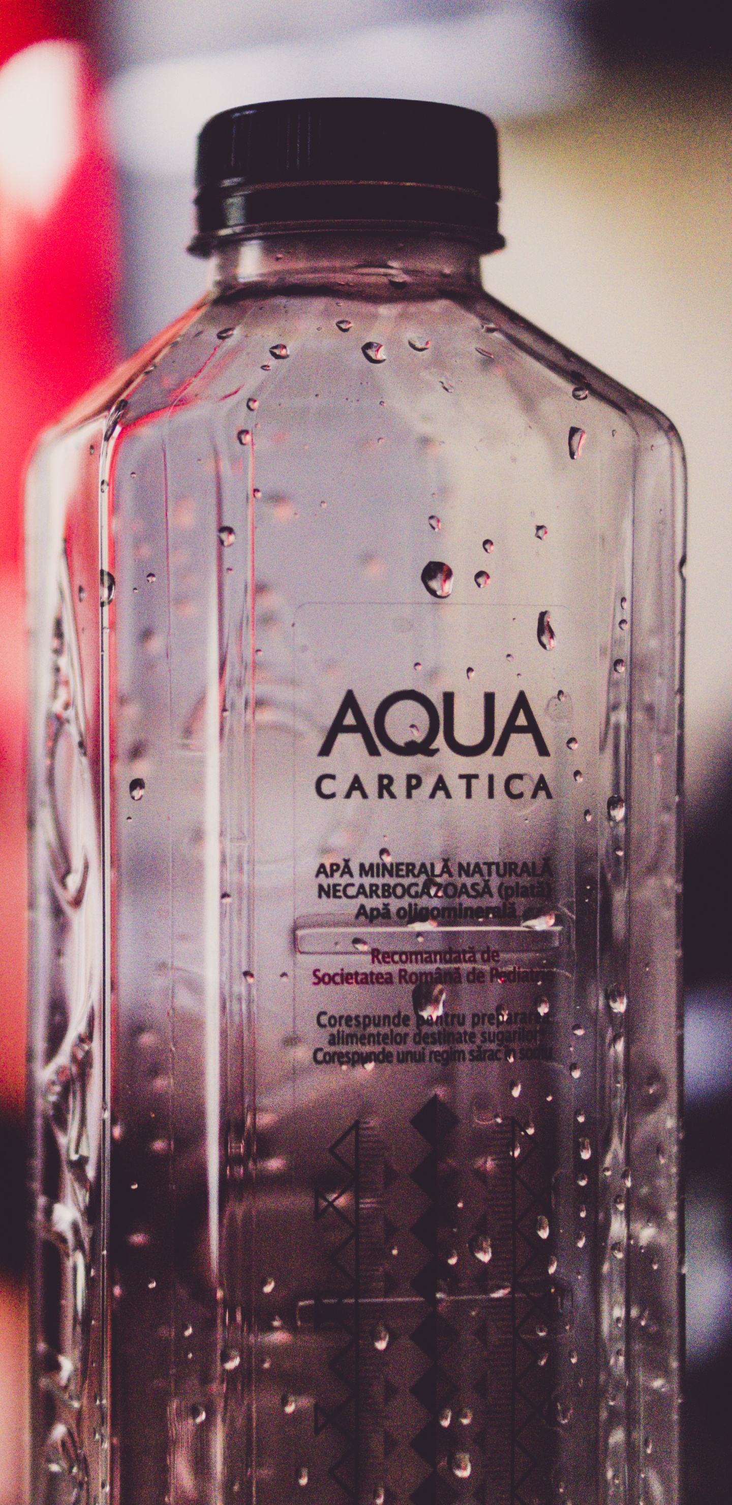 Klare Plastikflasche Mit Wasser With. Wallpaper in 1440x2960 Resolution