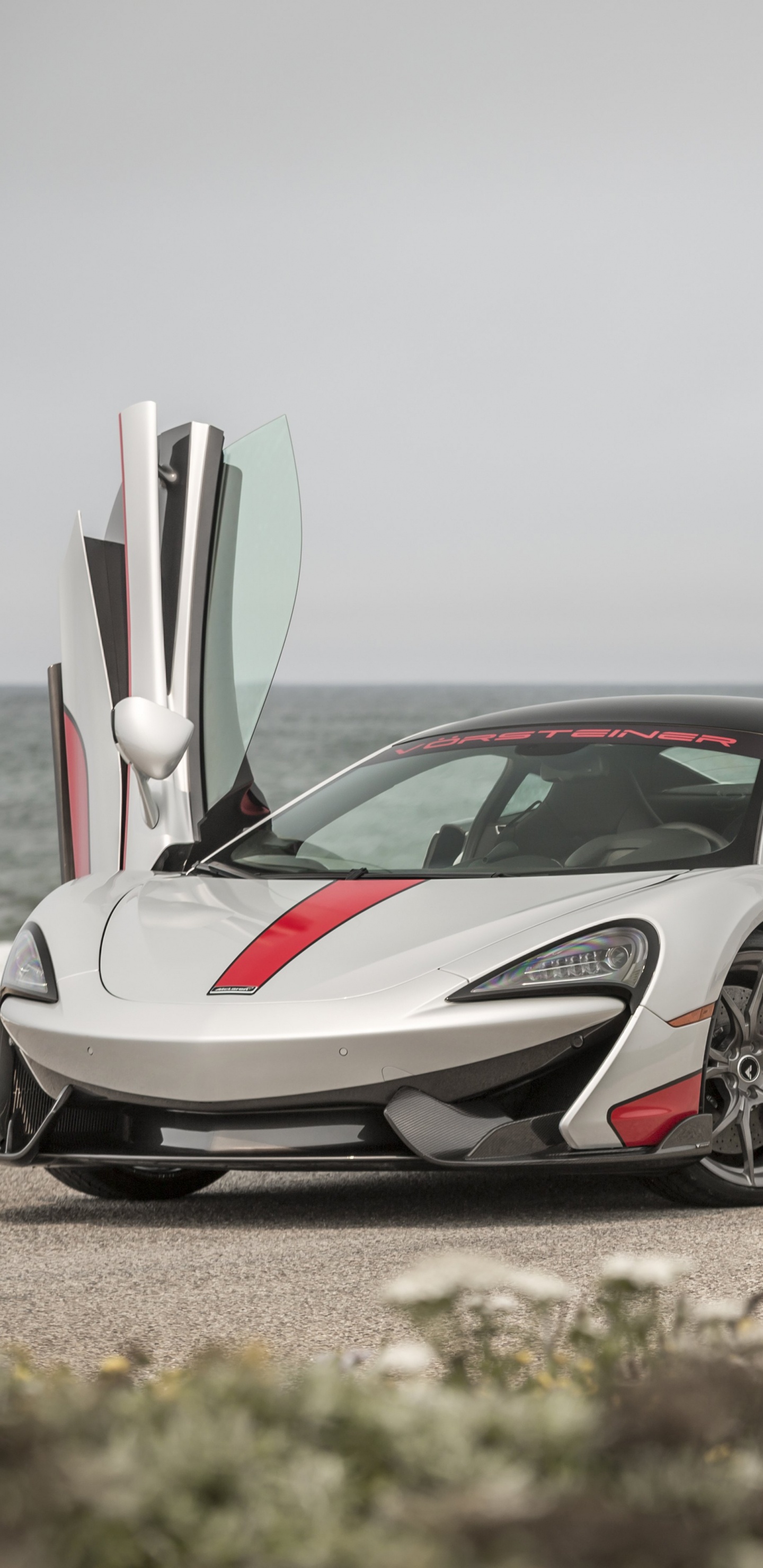 Weißer Und Roter Porsche 911 am Strand Tagsüber. Wallpaper in 1440x2960 Resolution