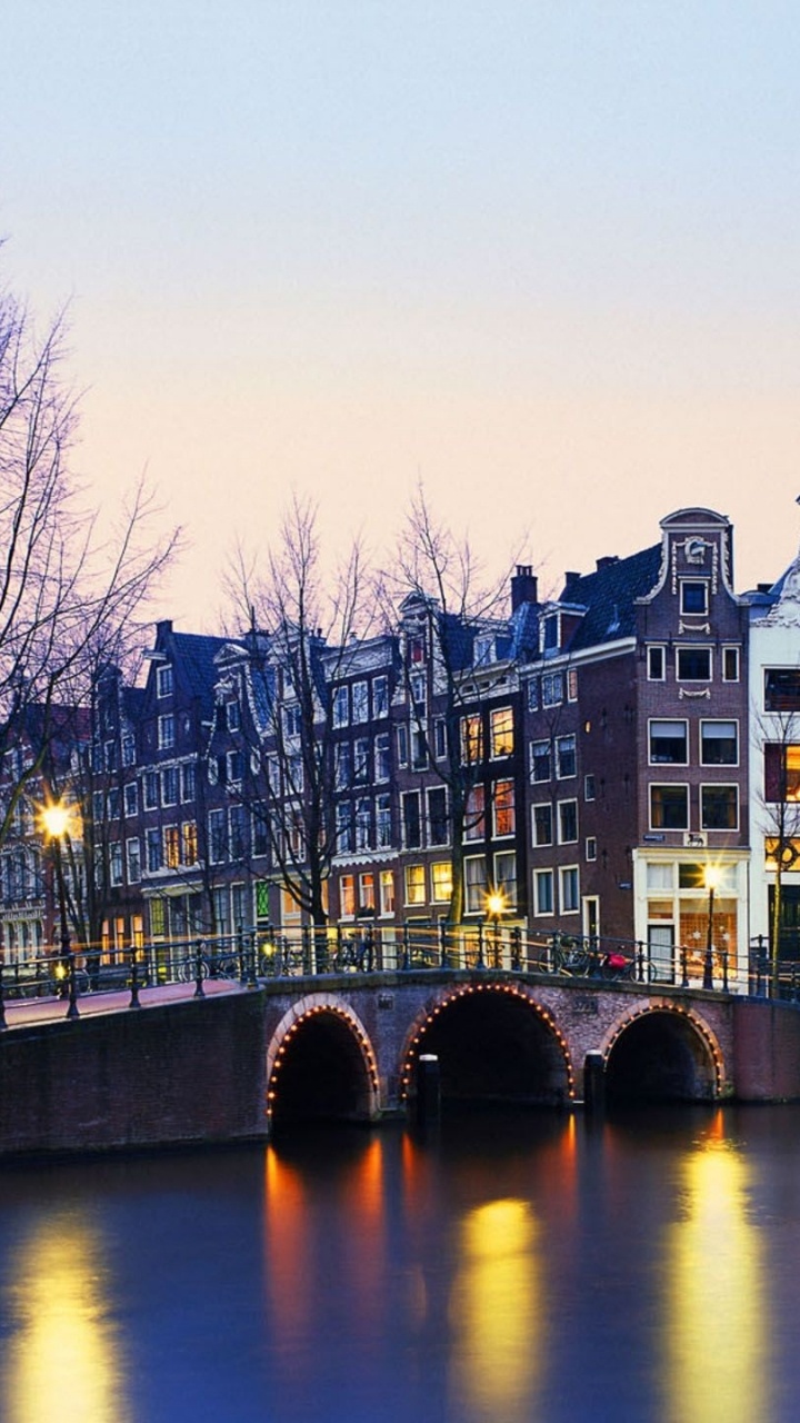 Edificio de Hormigón Marrón y Blanco Cerca Del Cuerpo de Agua Durante el Día. Wallpaper in 720x1280 Resolution