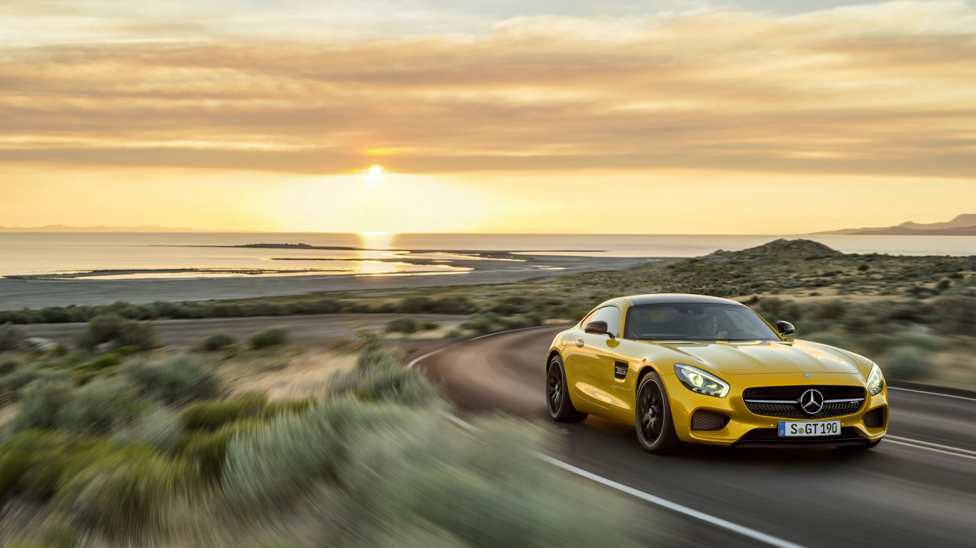 Porsche 911 Amarillo en la Carretera Durante la Puesta de Sol. Wallpaper in 1366x768 Resolution