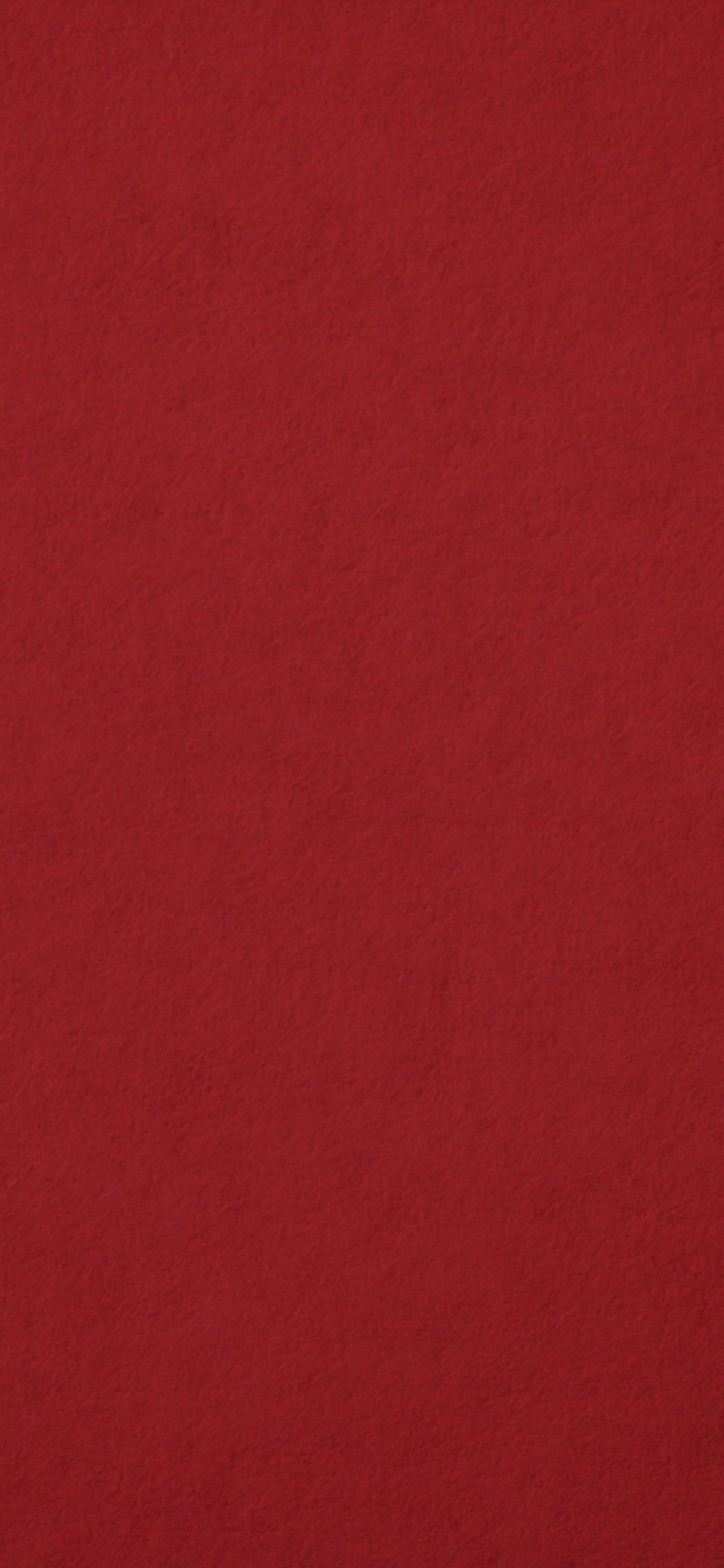 Rotes Textil Auf Braunem Holztisch. Wallpaper in 1125x2436 Resolution