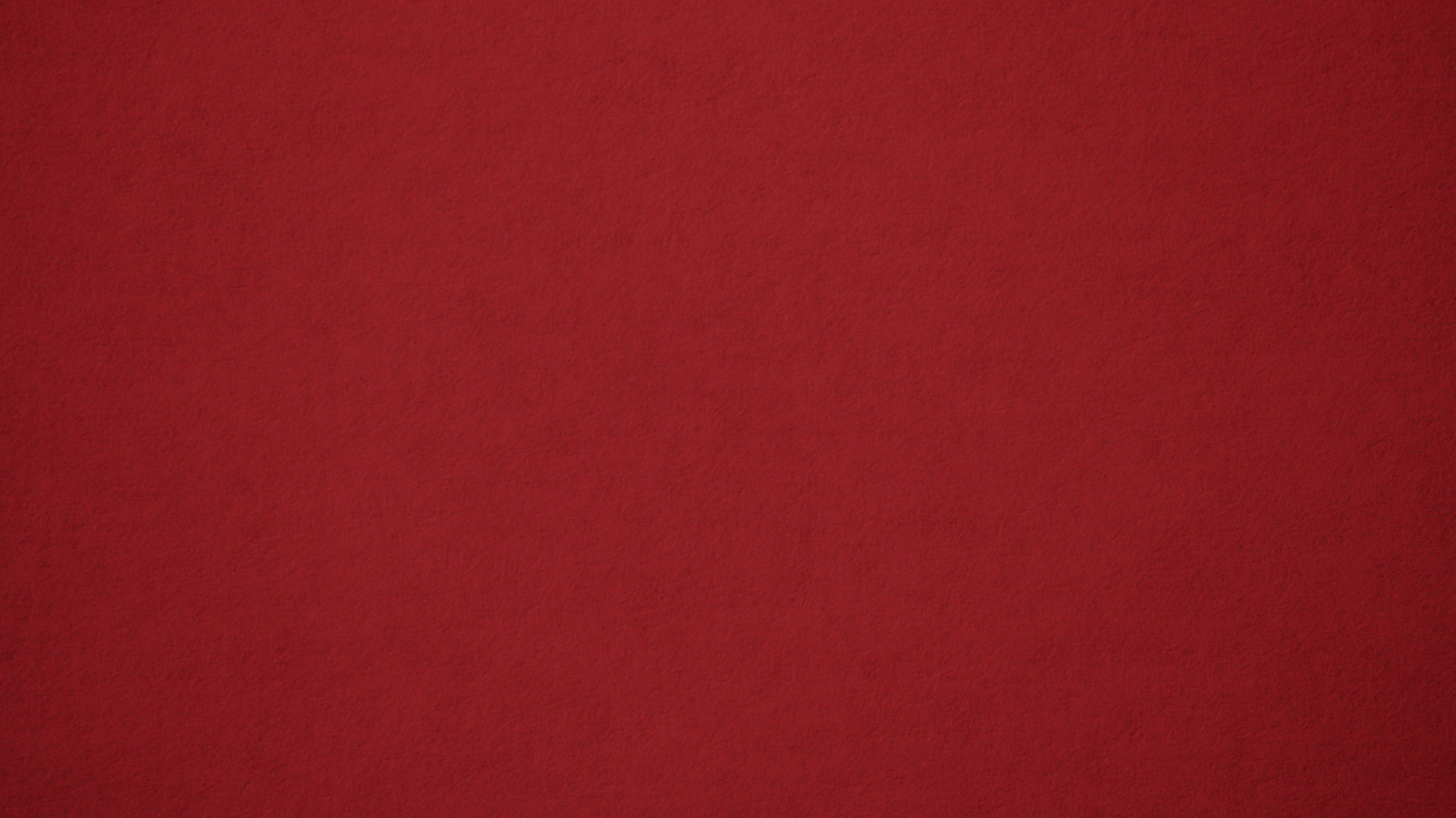 Textil Rojo Sobre Mesa de Madera Marrón. Wallpaper in 2560x1440 Resolution